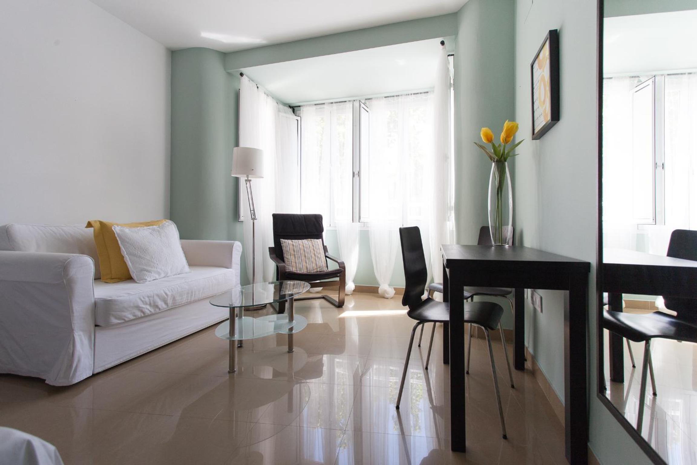 Estudio (3 adultos) - Calle Adolfo Rodríguez Jurado 8 - 3er piso