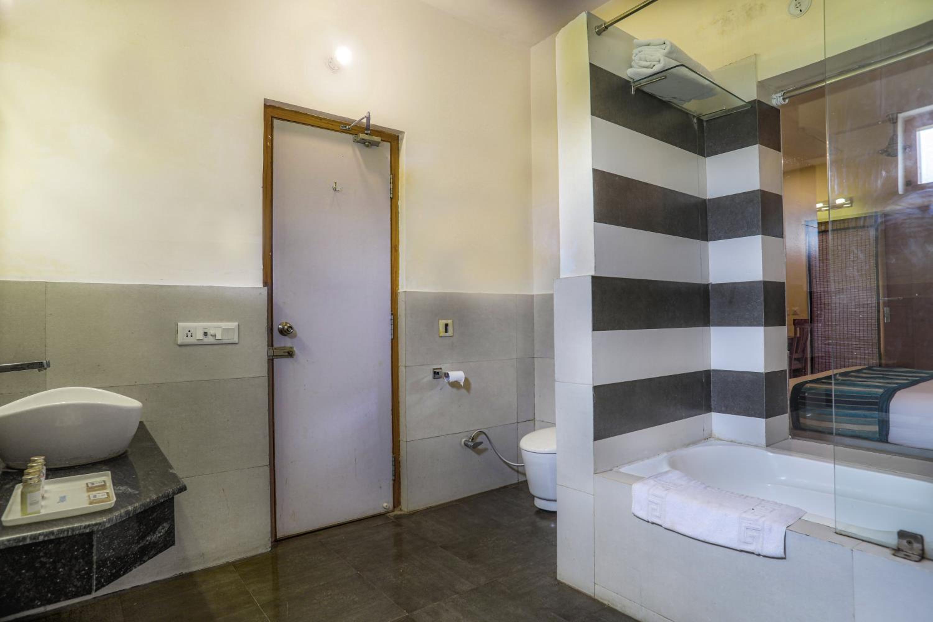 Pool view room photo 3