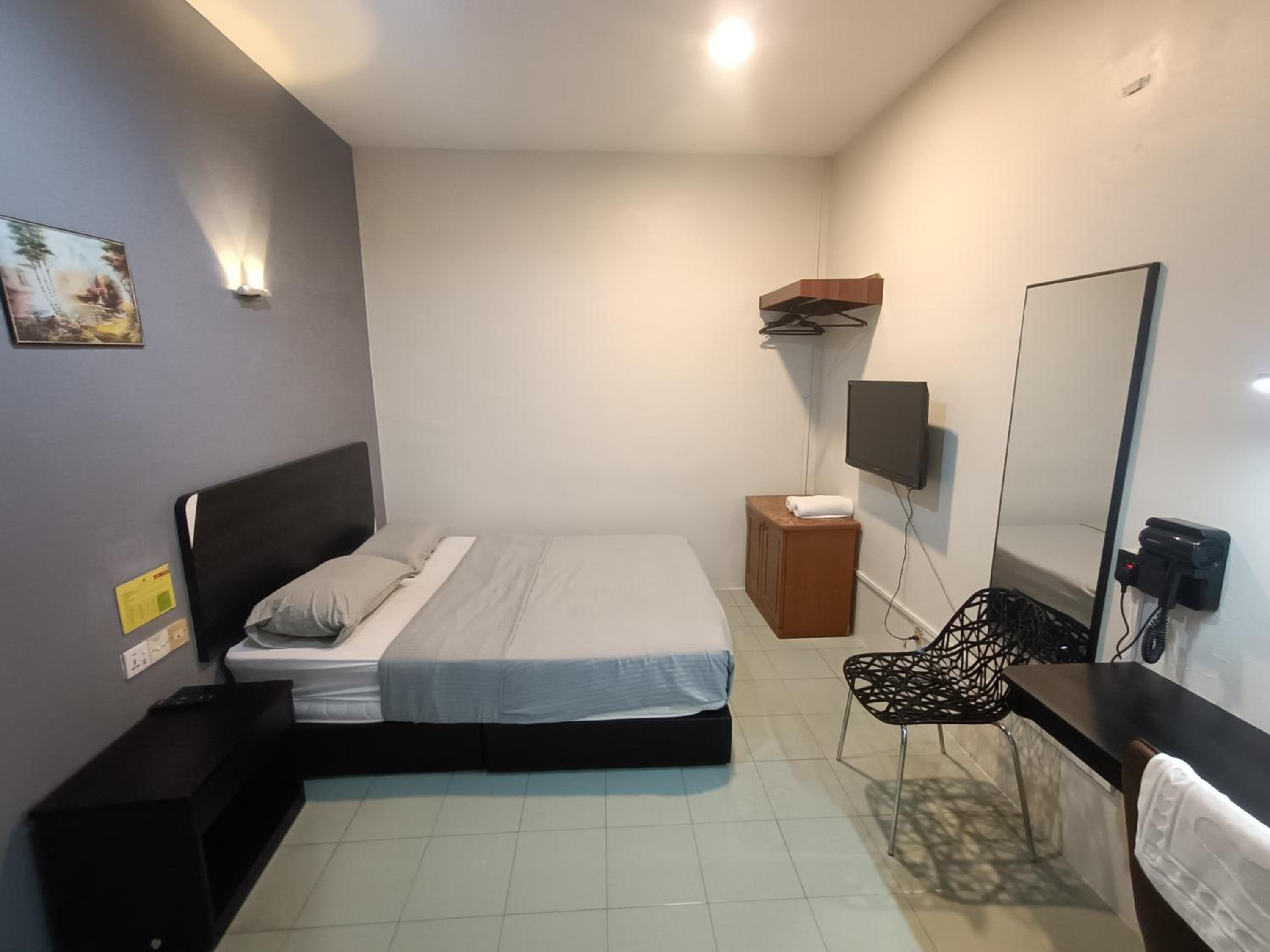 Standard Queen Room
