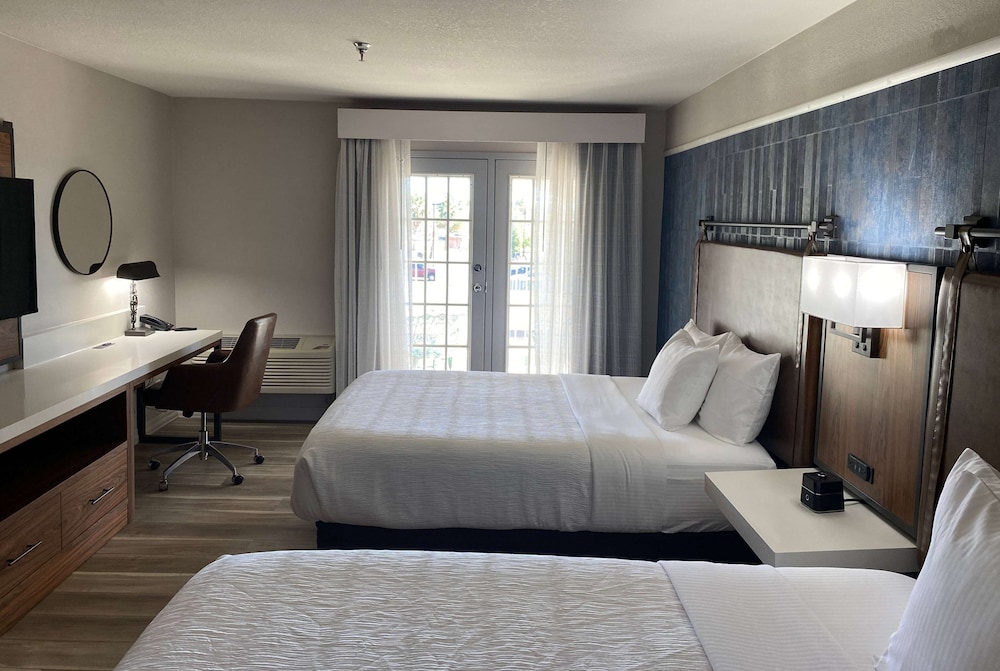 Room, 2 Queen Beds, Non Smoking - Photo 1
