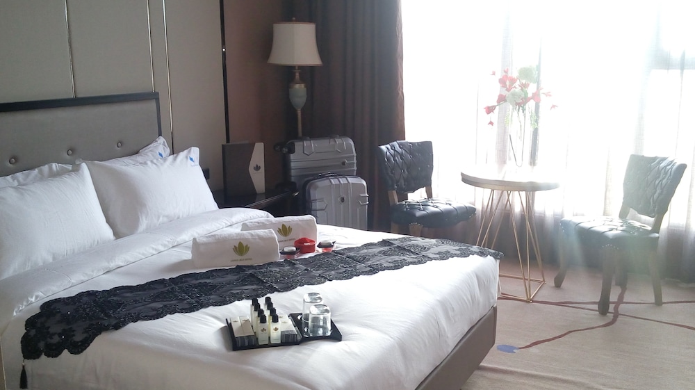 Deluxe Queen Room - Photo 9