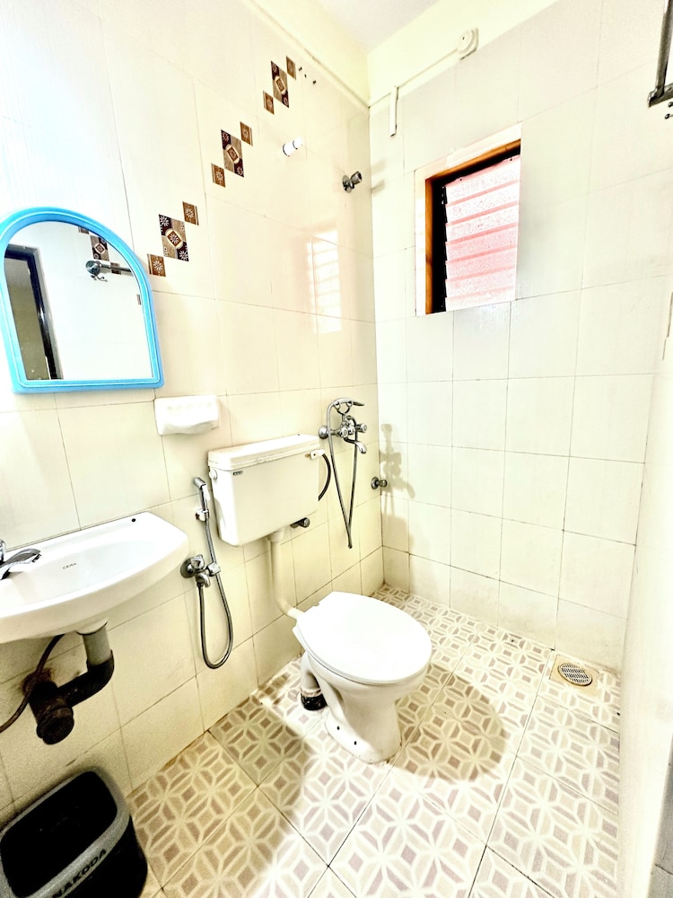 Gallery Double Room, 1 Queen Bed, Air conditioning, Beachside photo 2