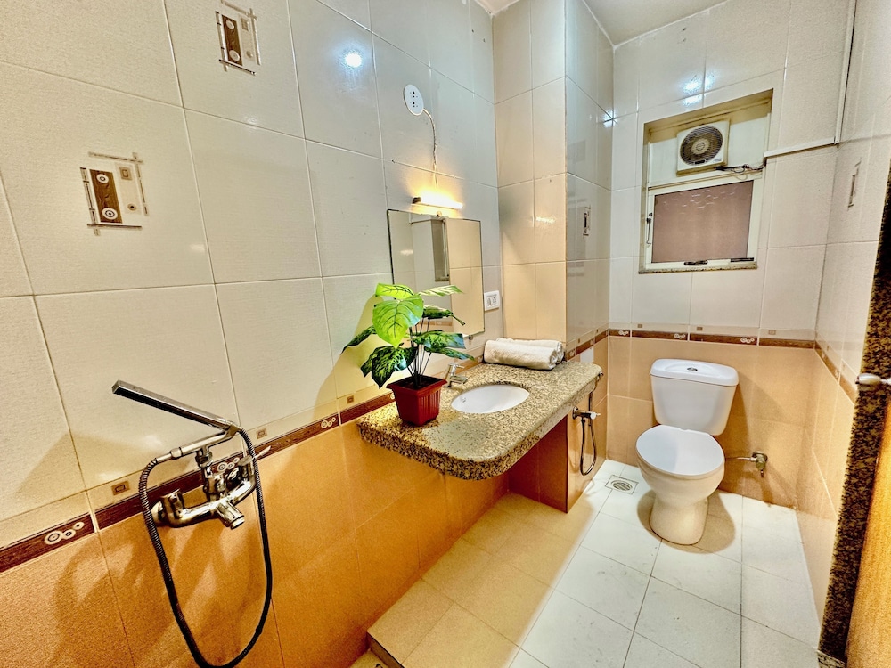 Deluxe Room, 1 King Bed, Air conditioning, Beachfront photo 2