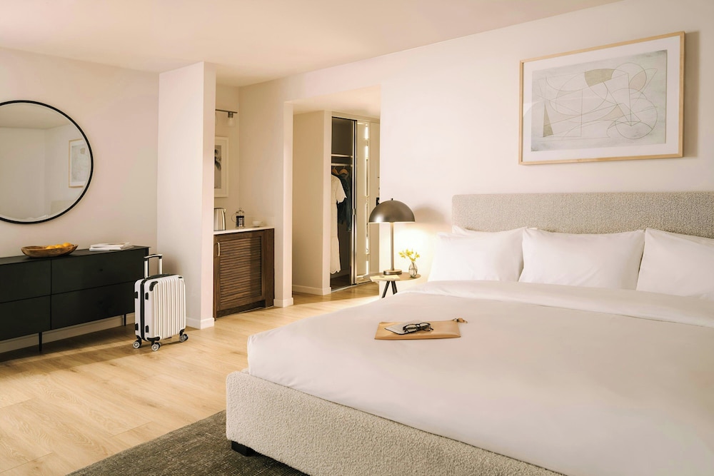Room, 1 King Bed, Balcony photo 3