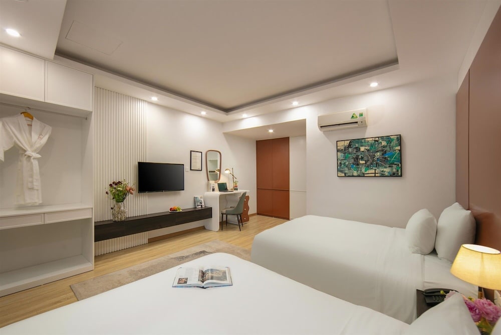 Deluxe Twin Room with window photo 2