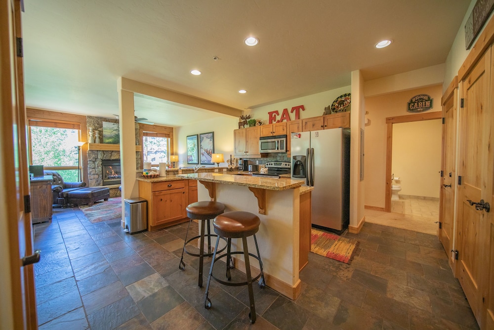 Premier Townhome, 2 Bedrooms, Balcony, Mountain View (Settlers Creek 6514) photo 1
