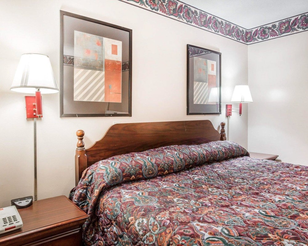 Standard Room, 1 King Bed, Non Smoking - Photo 2