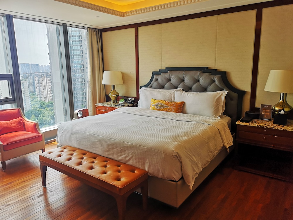 Deluxe Room, 1 King Bed photo 2