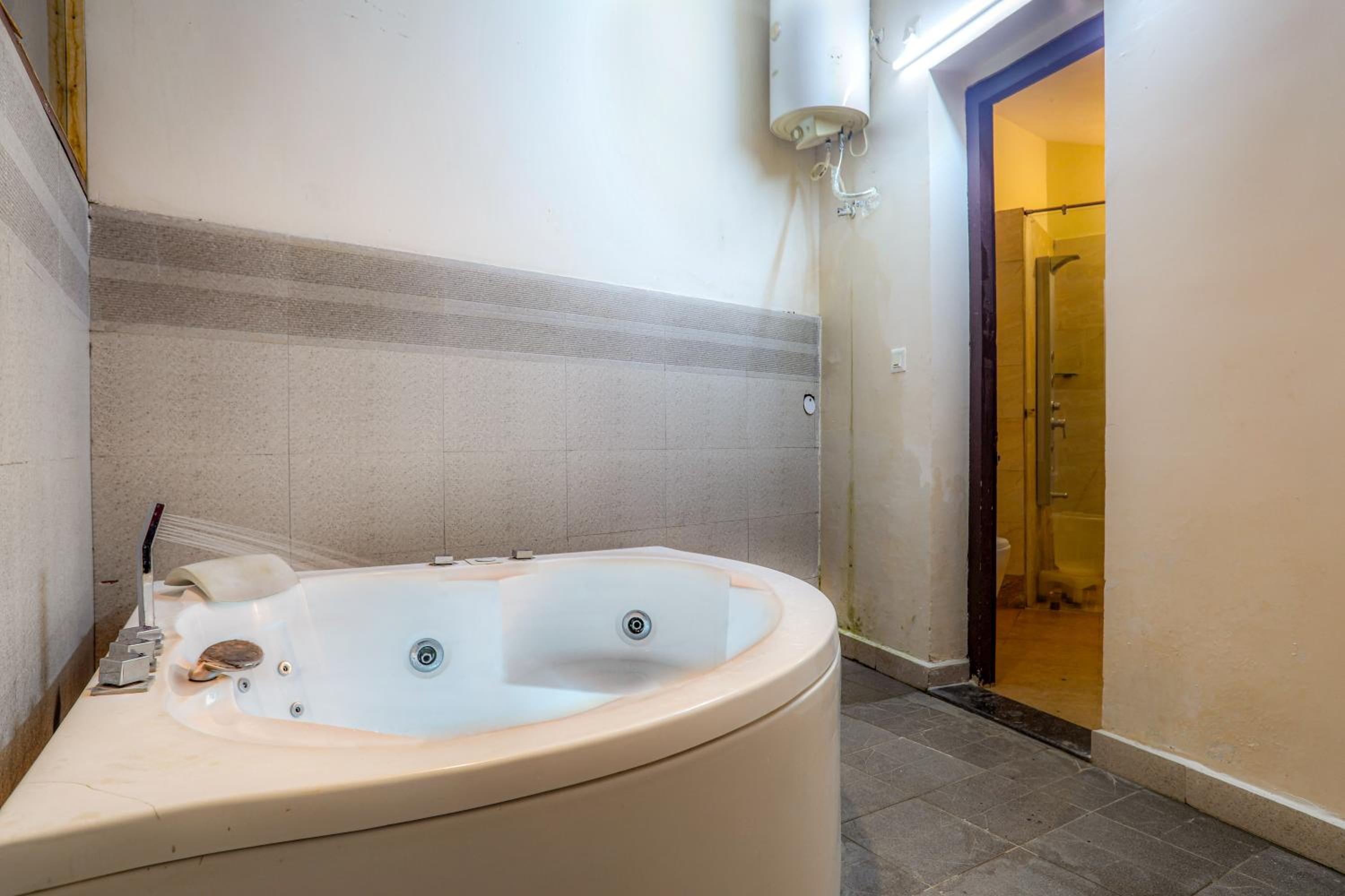 Whirlpool Suite photo 2