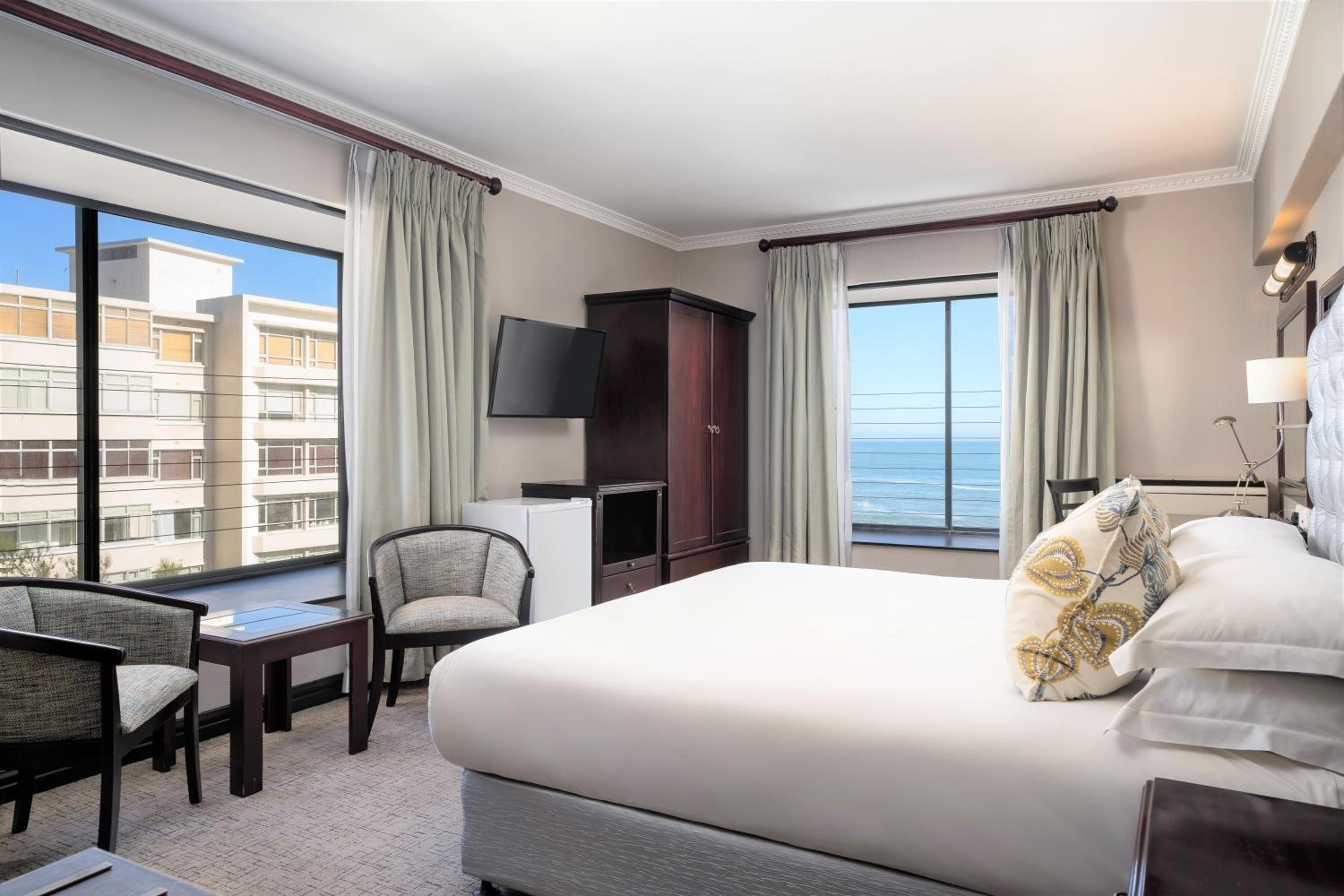 Deluxe Sea View Room with king bed - Photo 3