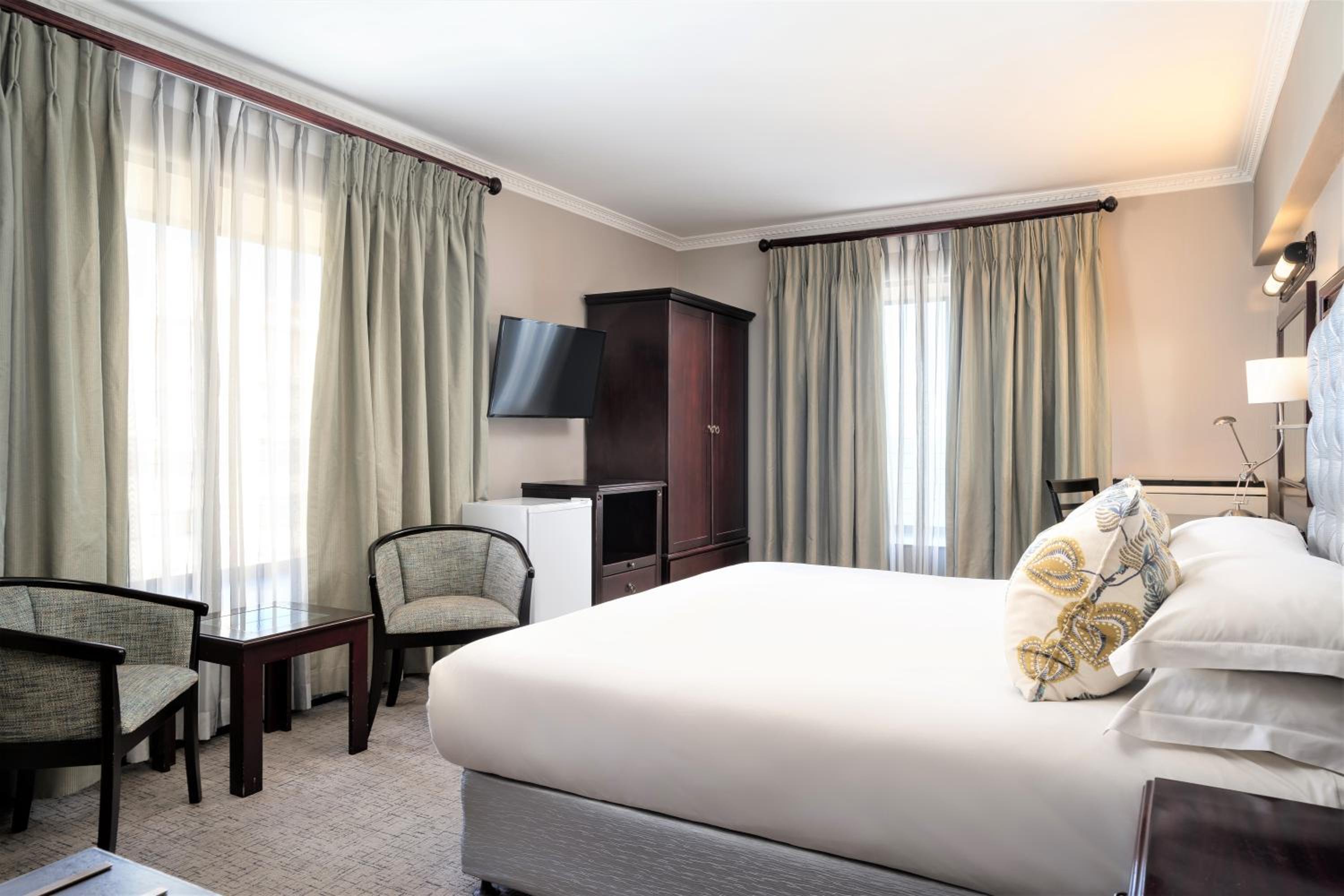Deluxe Room with King Bed - Photo 2