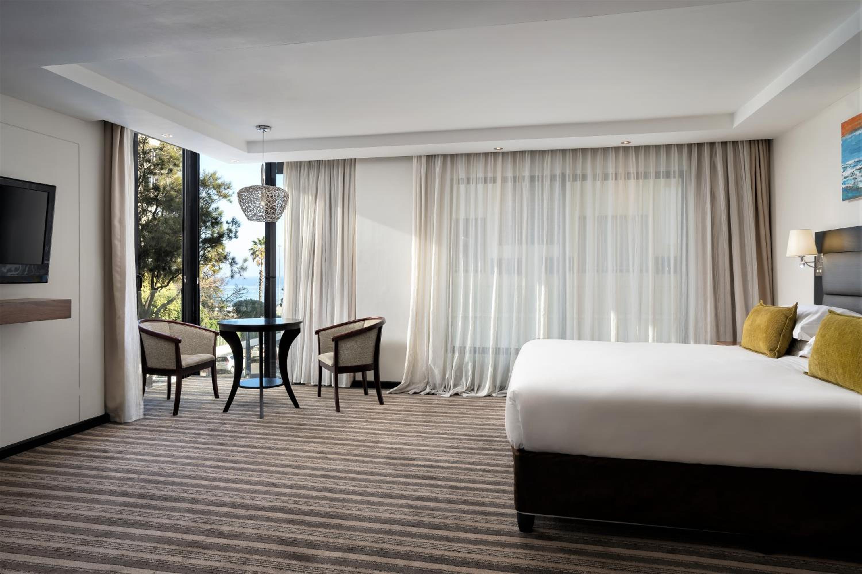Deluxe Sea View Room with king bed - Photo 4