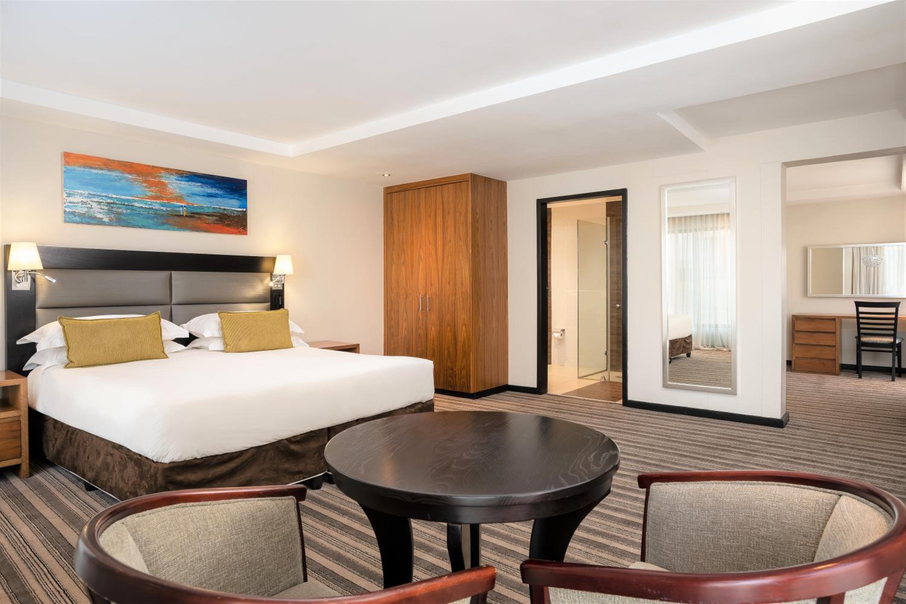 Executive Partial Sea View Suite with King Bed - Photo 3