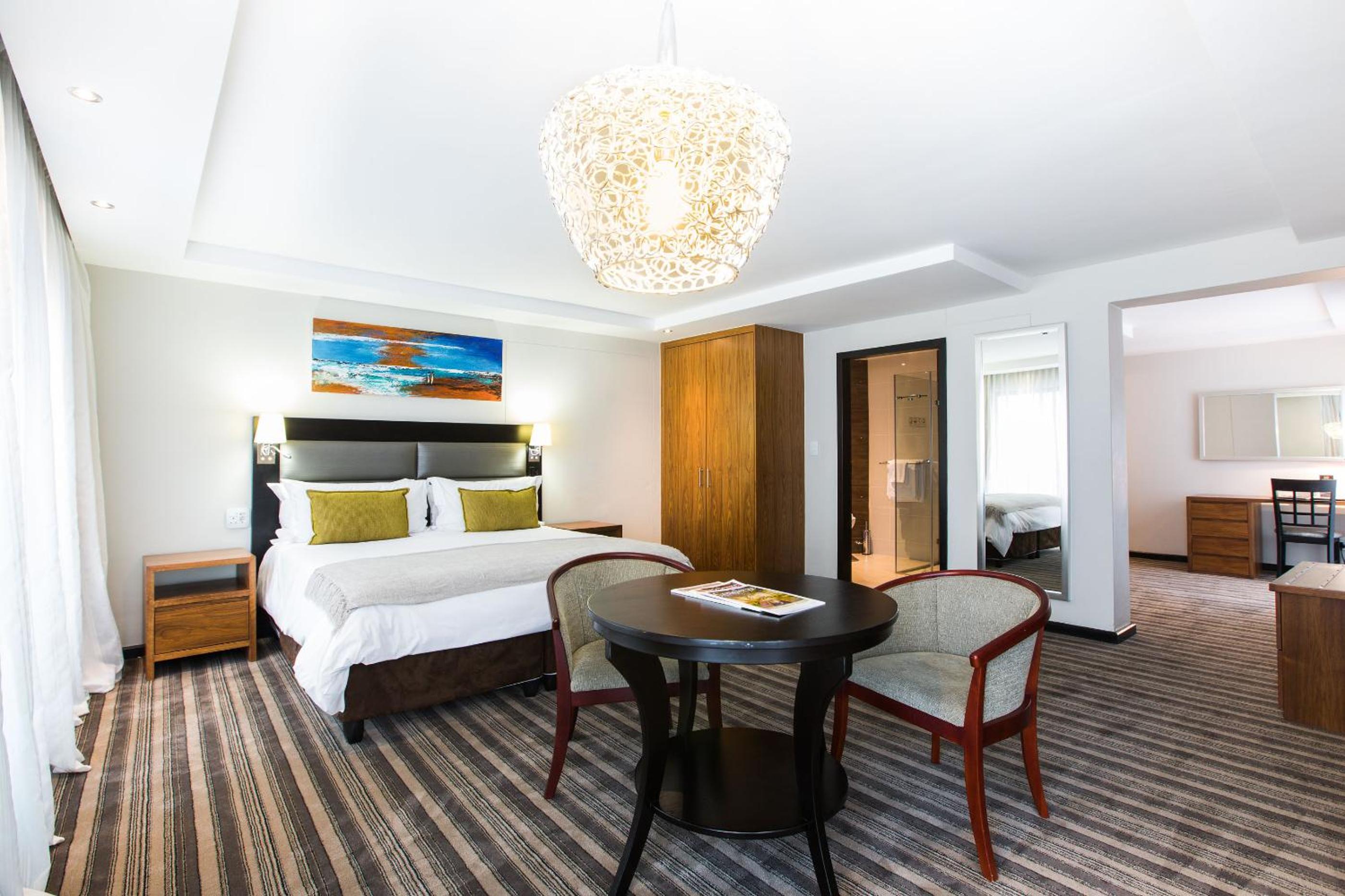 Executive Partial Sea View Suite with King Bed - Photo 1