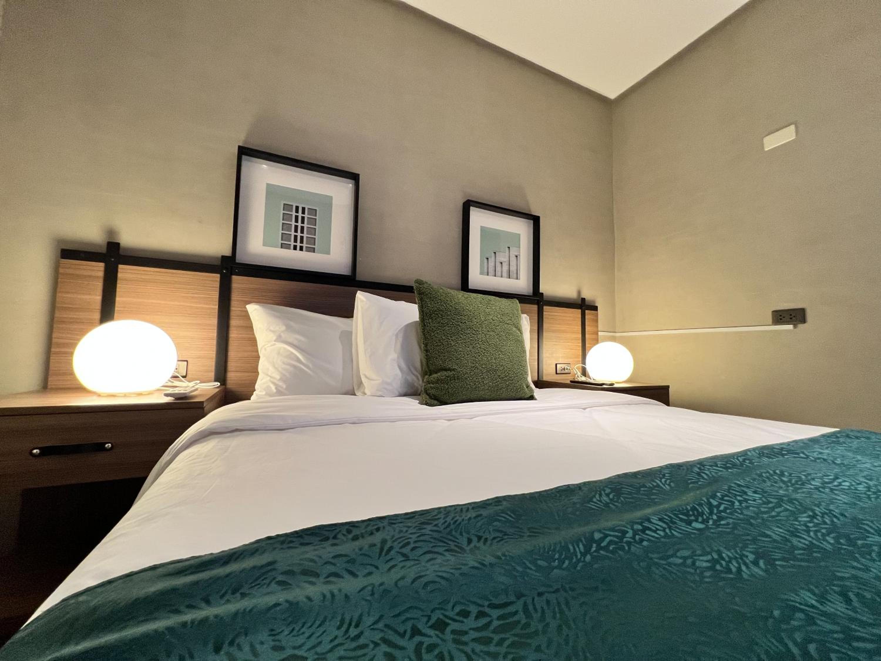 Deluxe Queen Room - Photo 5