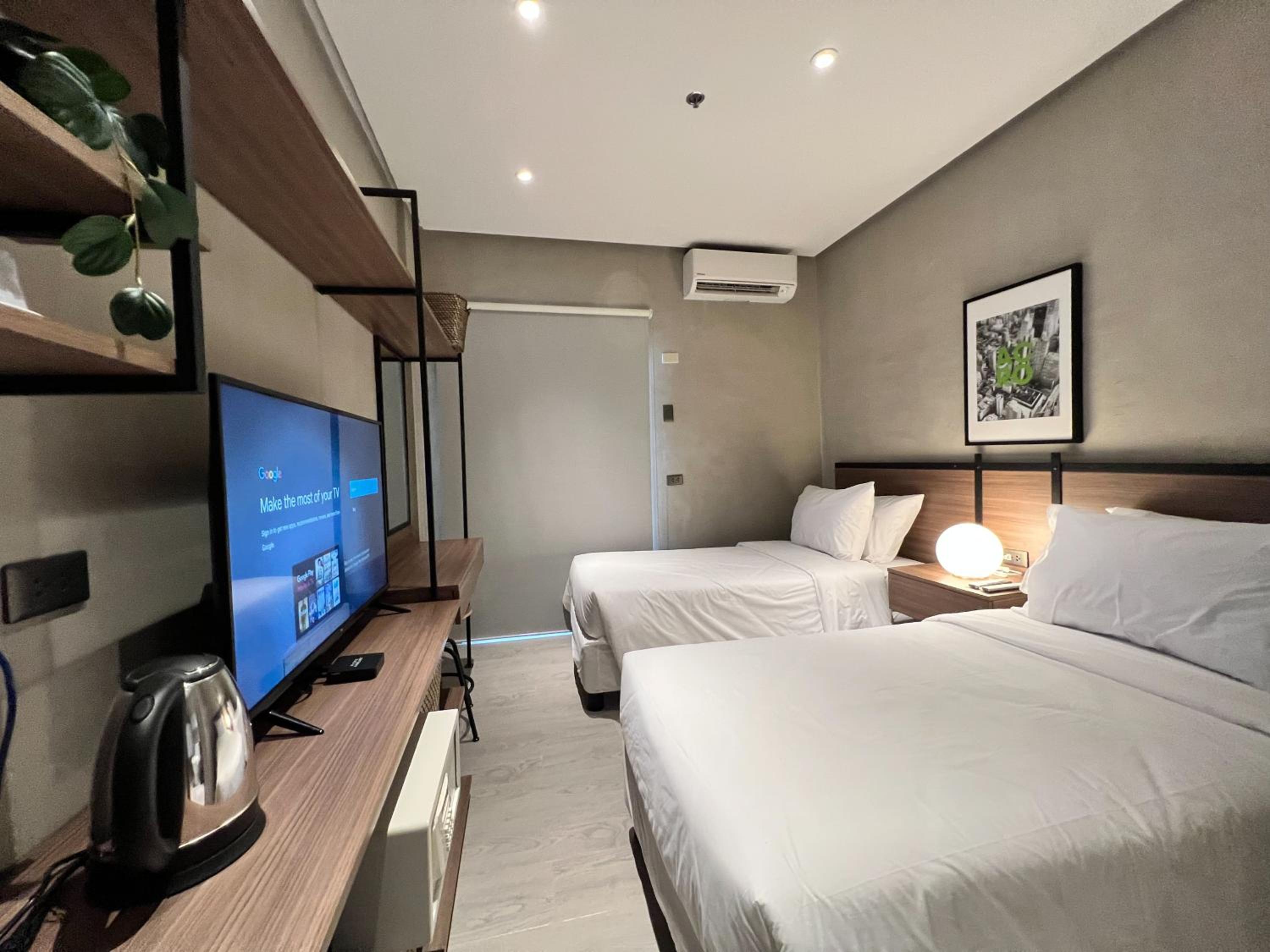 Twin Room with Balcony - Photo 8