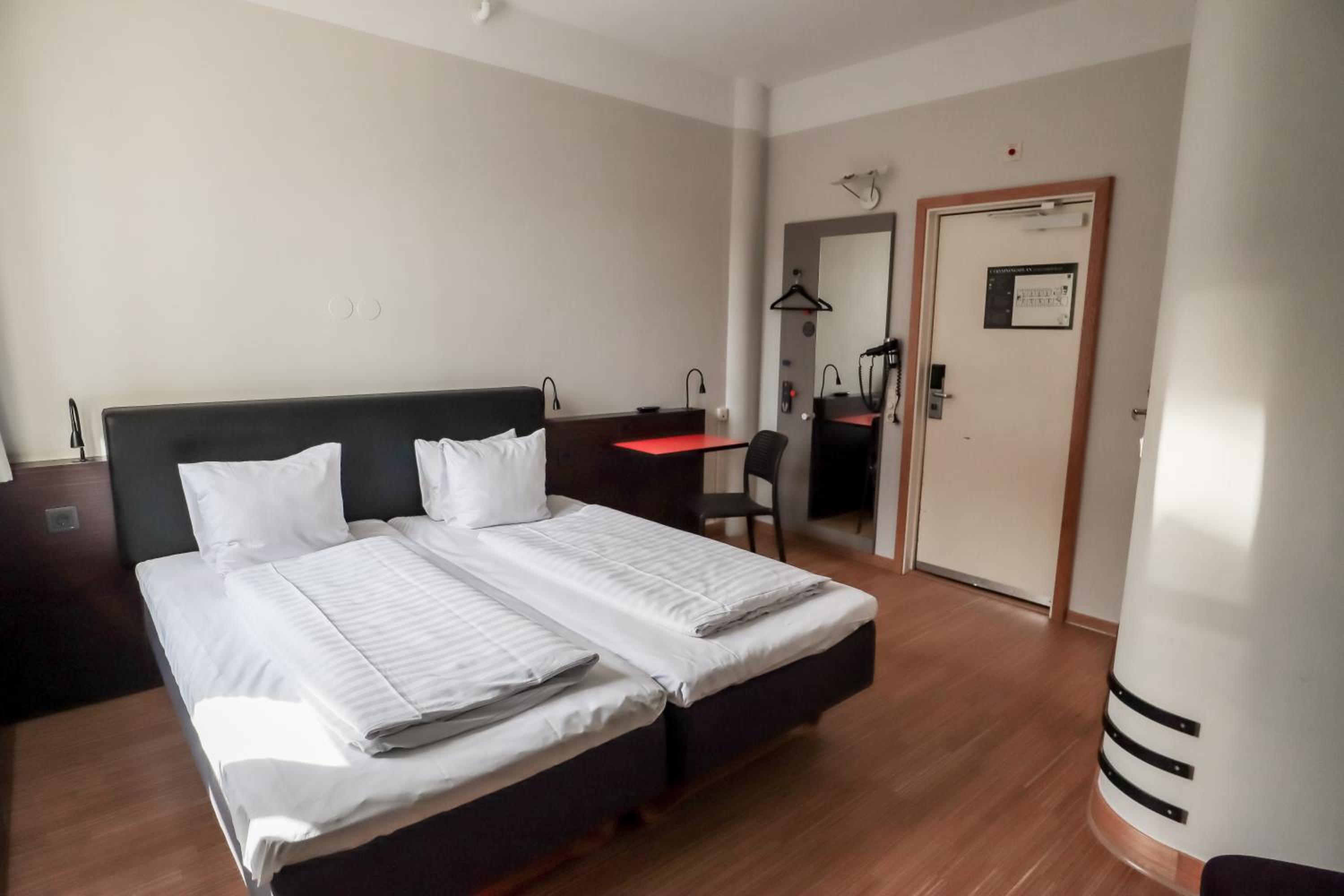 Standard Double Room - Photo 2