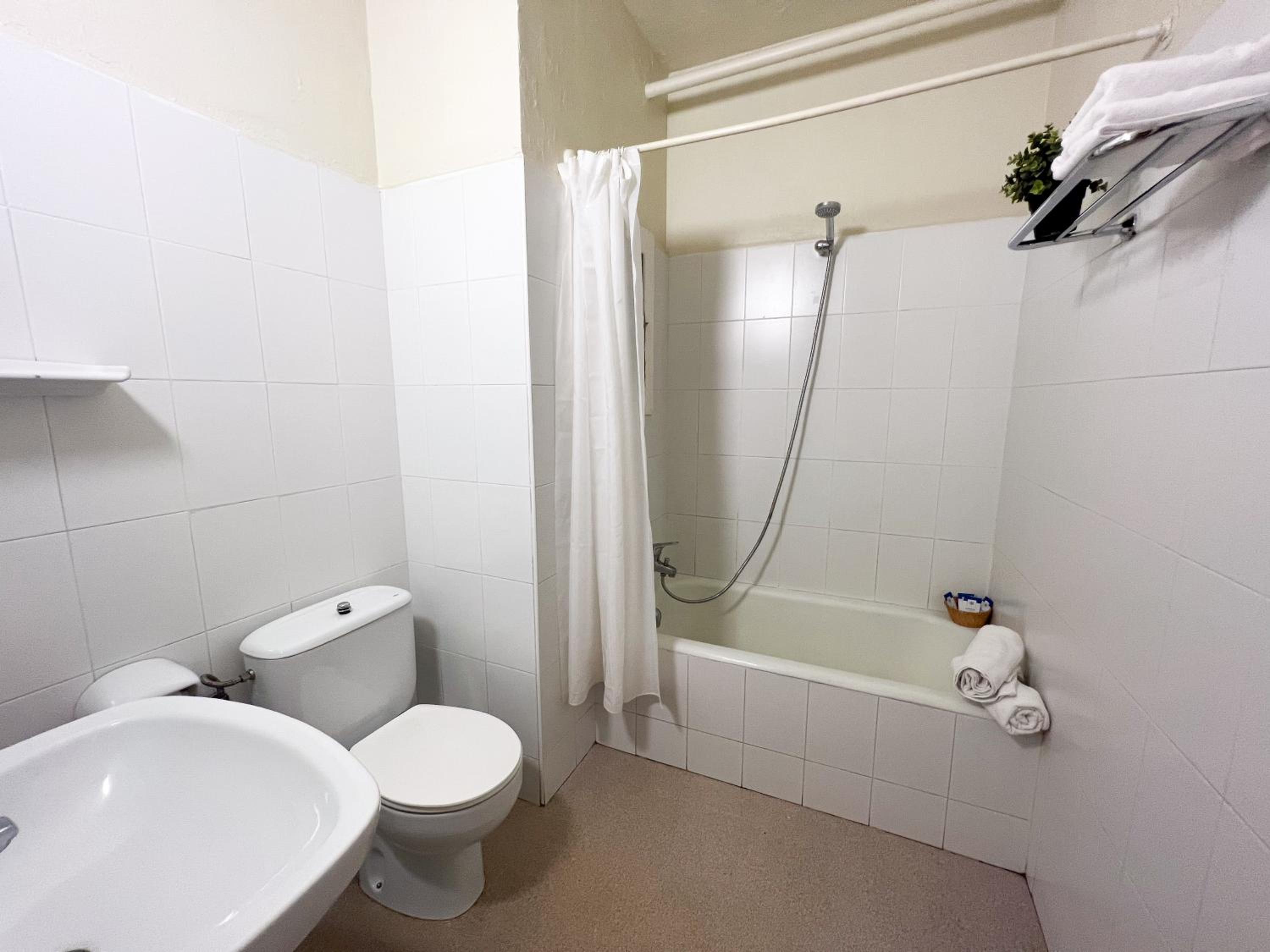 Economy Double Room - Photo 4