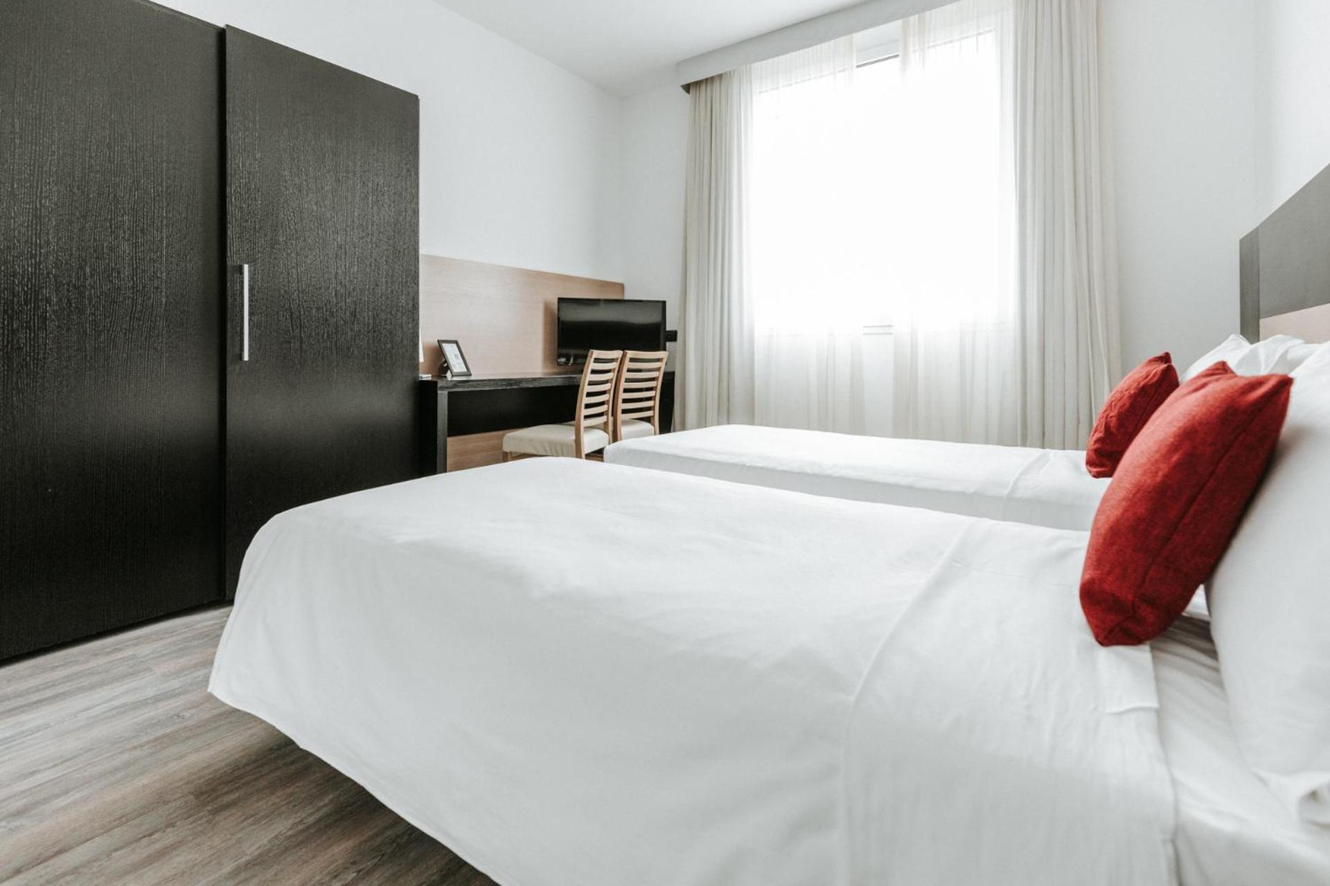 Twin Room - Photo 3