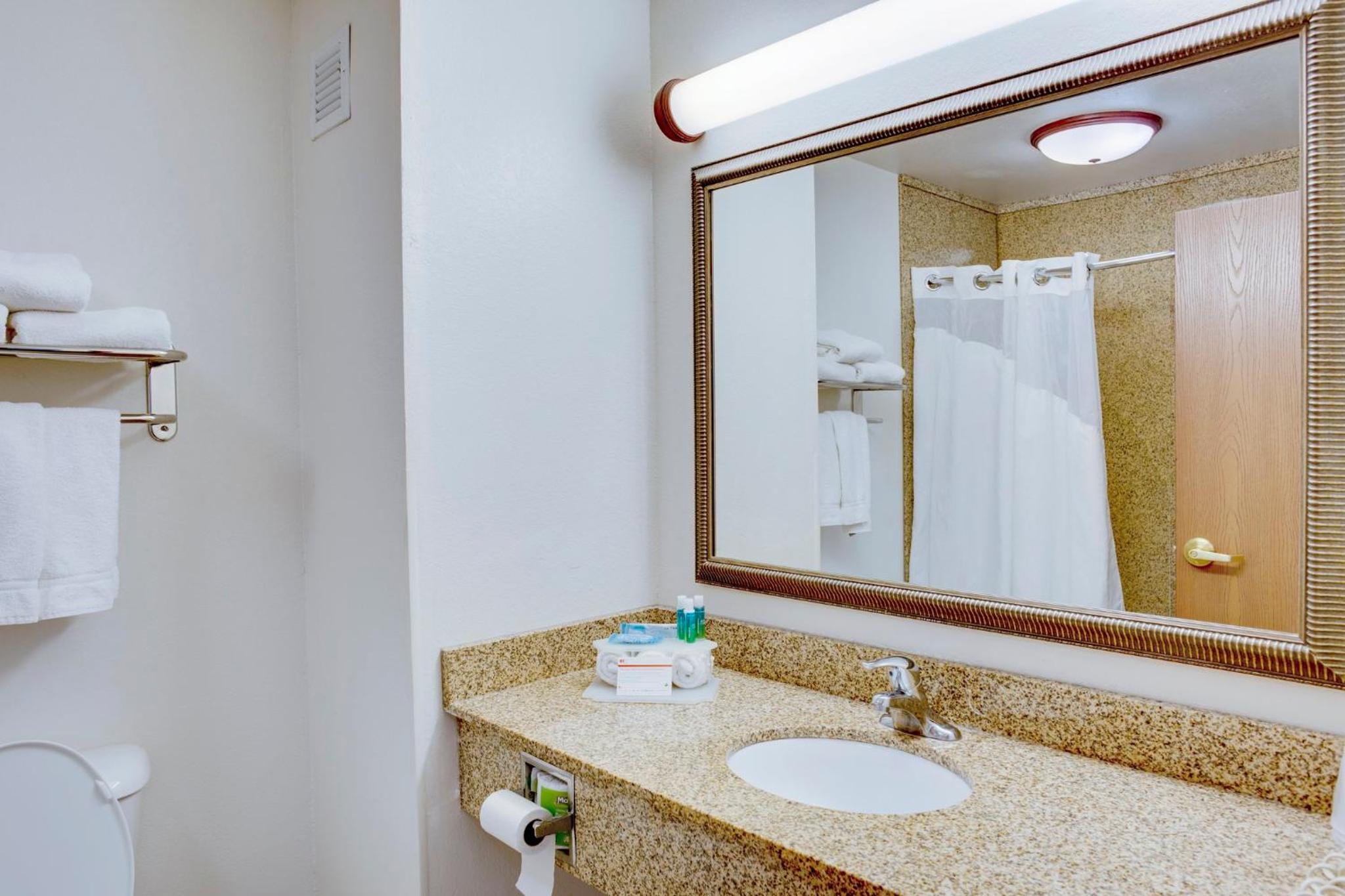 King Room - Mobility Access Tub - Non-Smoking - Photo 2