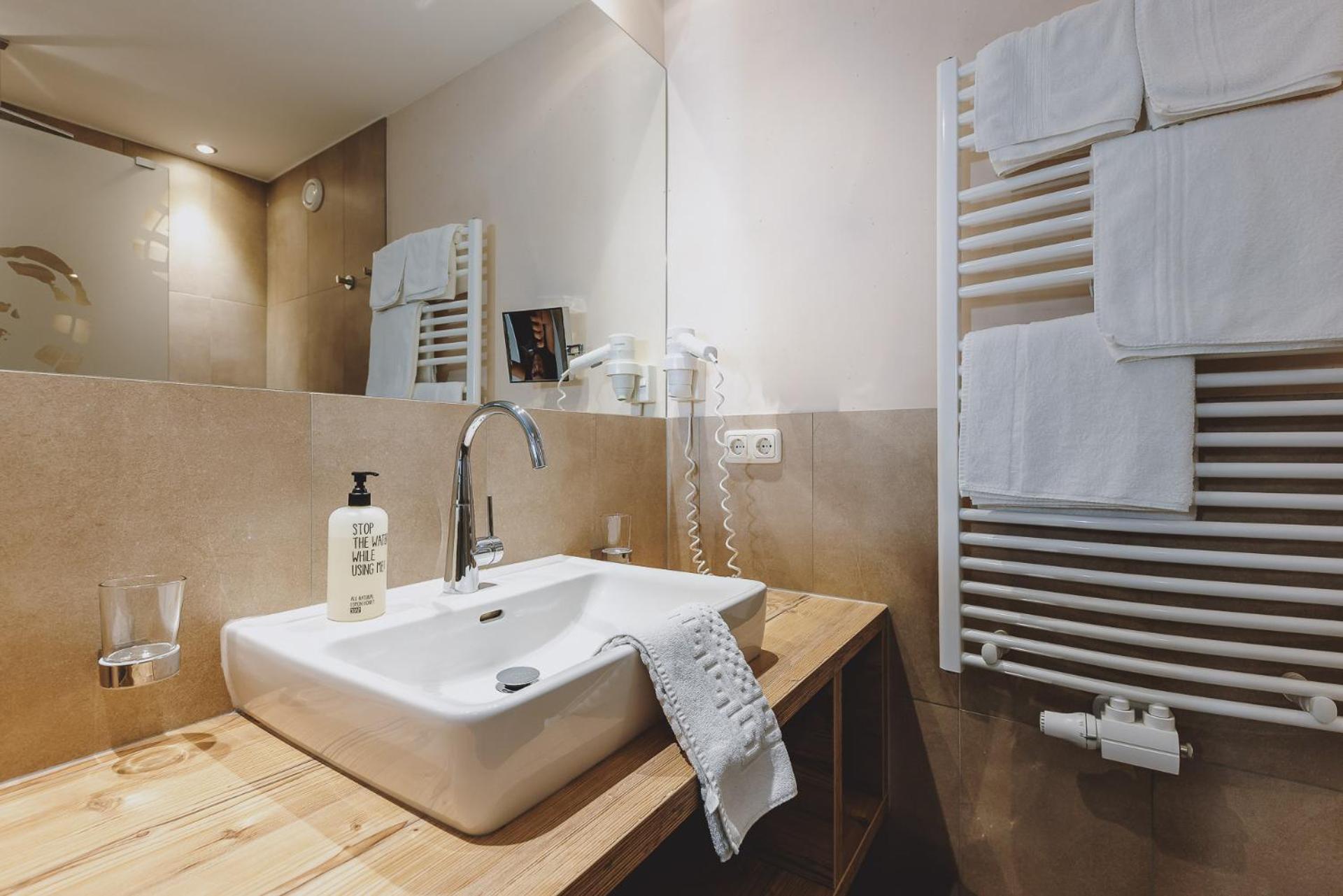 Deluxe Double Room with Balcony - Photo 3