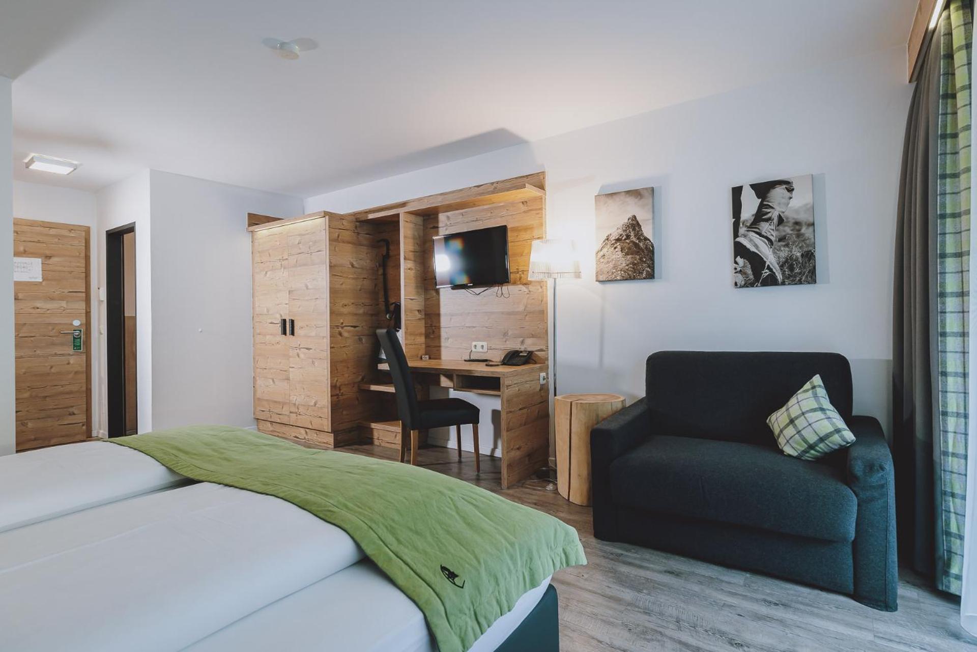 Deluxe Double Room with Balcony - Photo 5