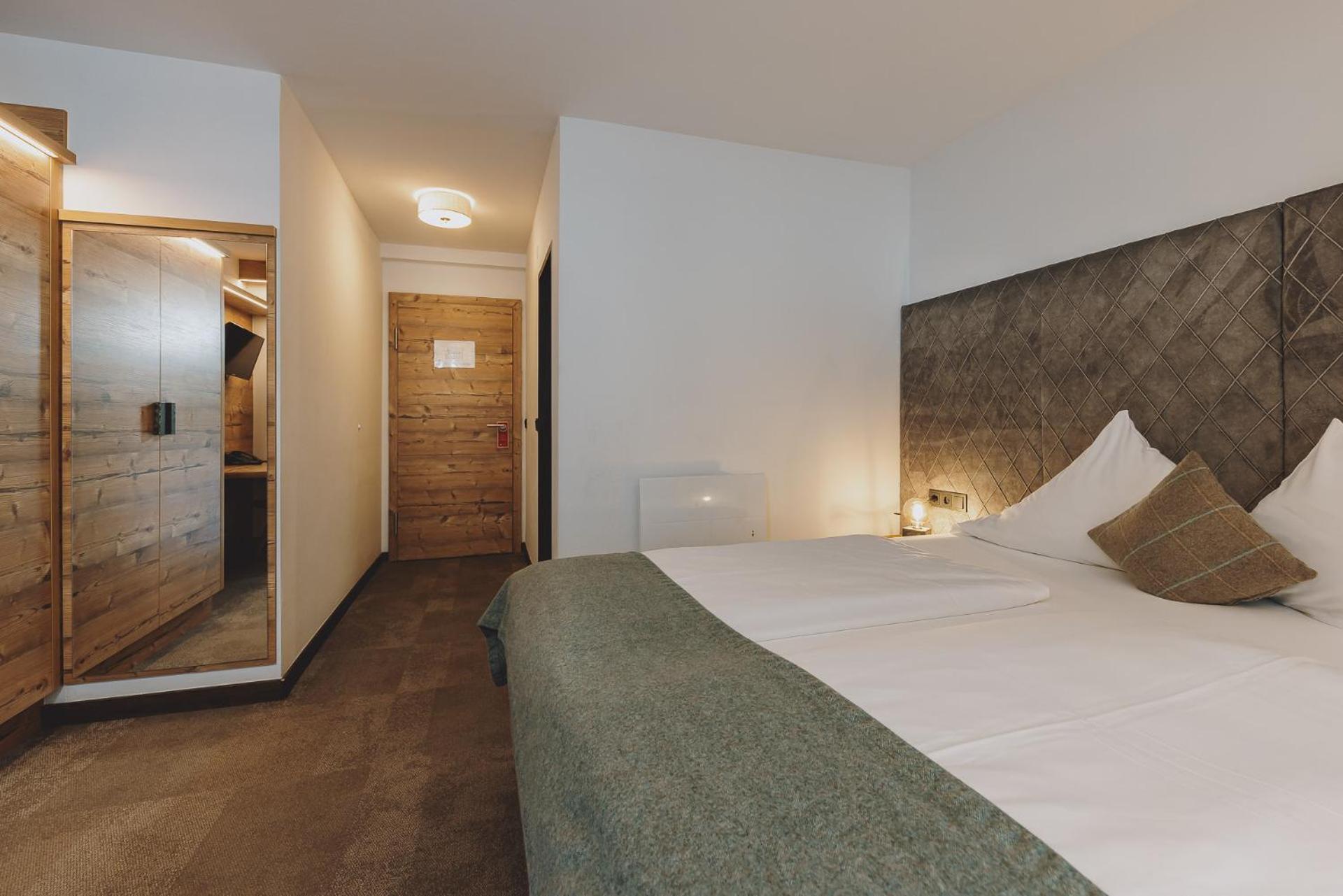 Double Room with Balcony - Photo 9