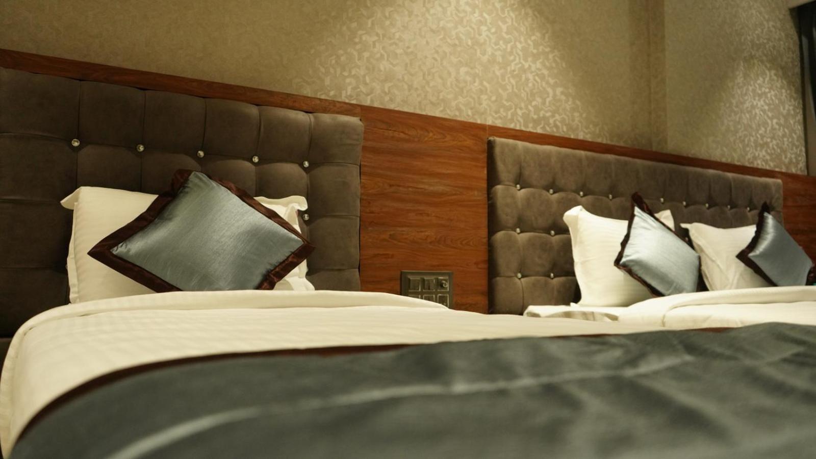 Deluxe Triple Room - 2 to 5 mins walk to Sai Baba Temple
