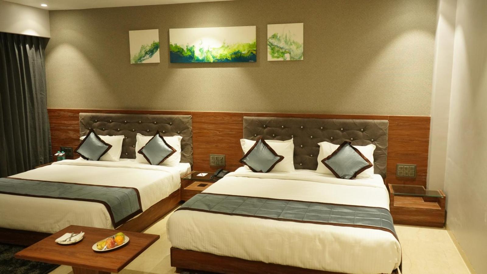 Deluxe Quadruple Room - 2 to 5 mins walk to Sai Baba Temple