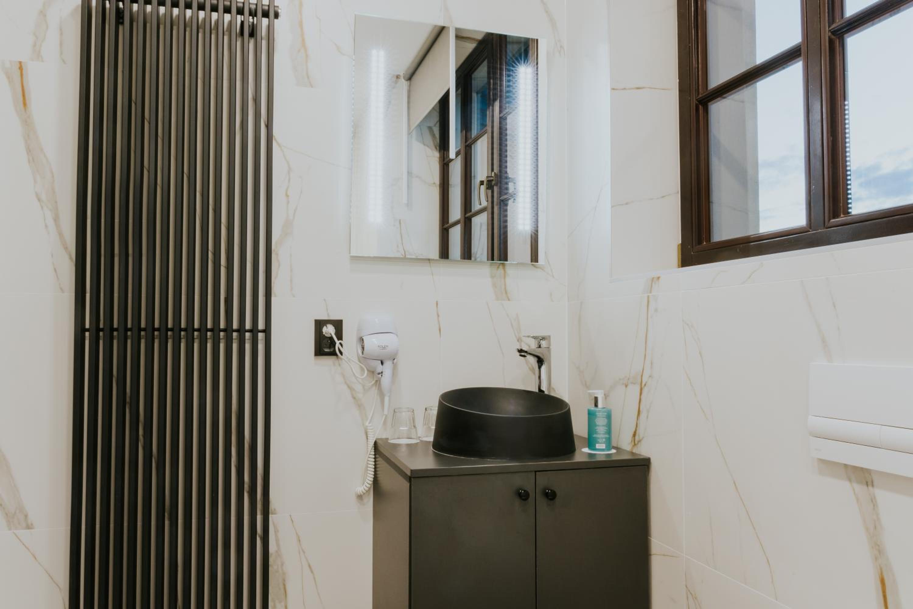 Double Room with Spa Bath - Photo 6