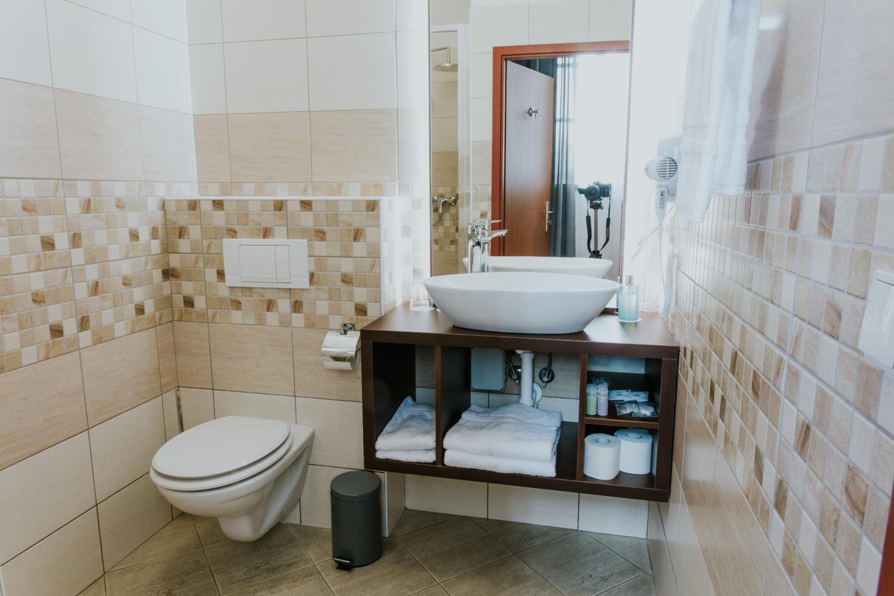 Double Room with Private Bathroom - Photo 3