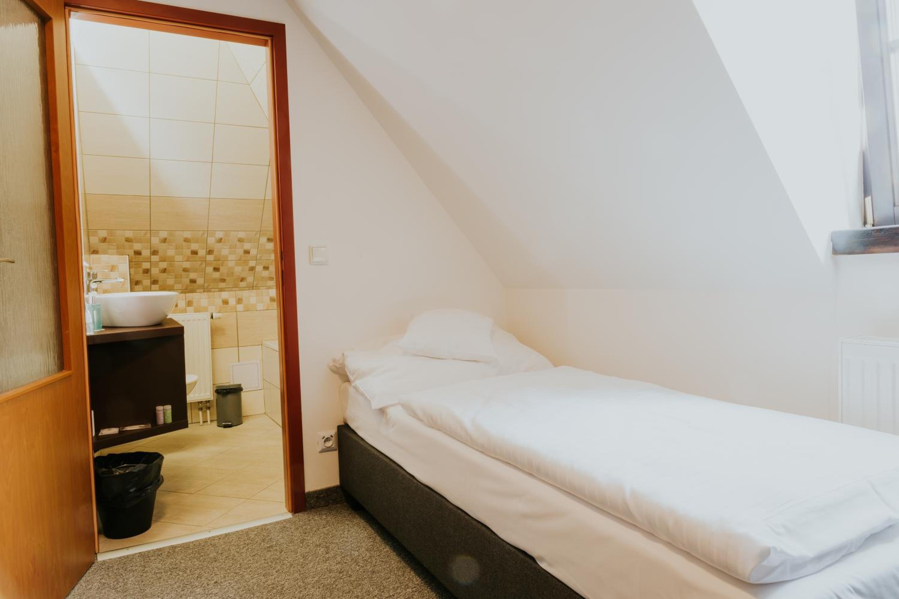Single Room with Bath photo 2