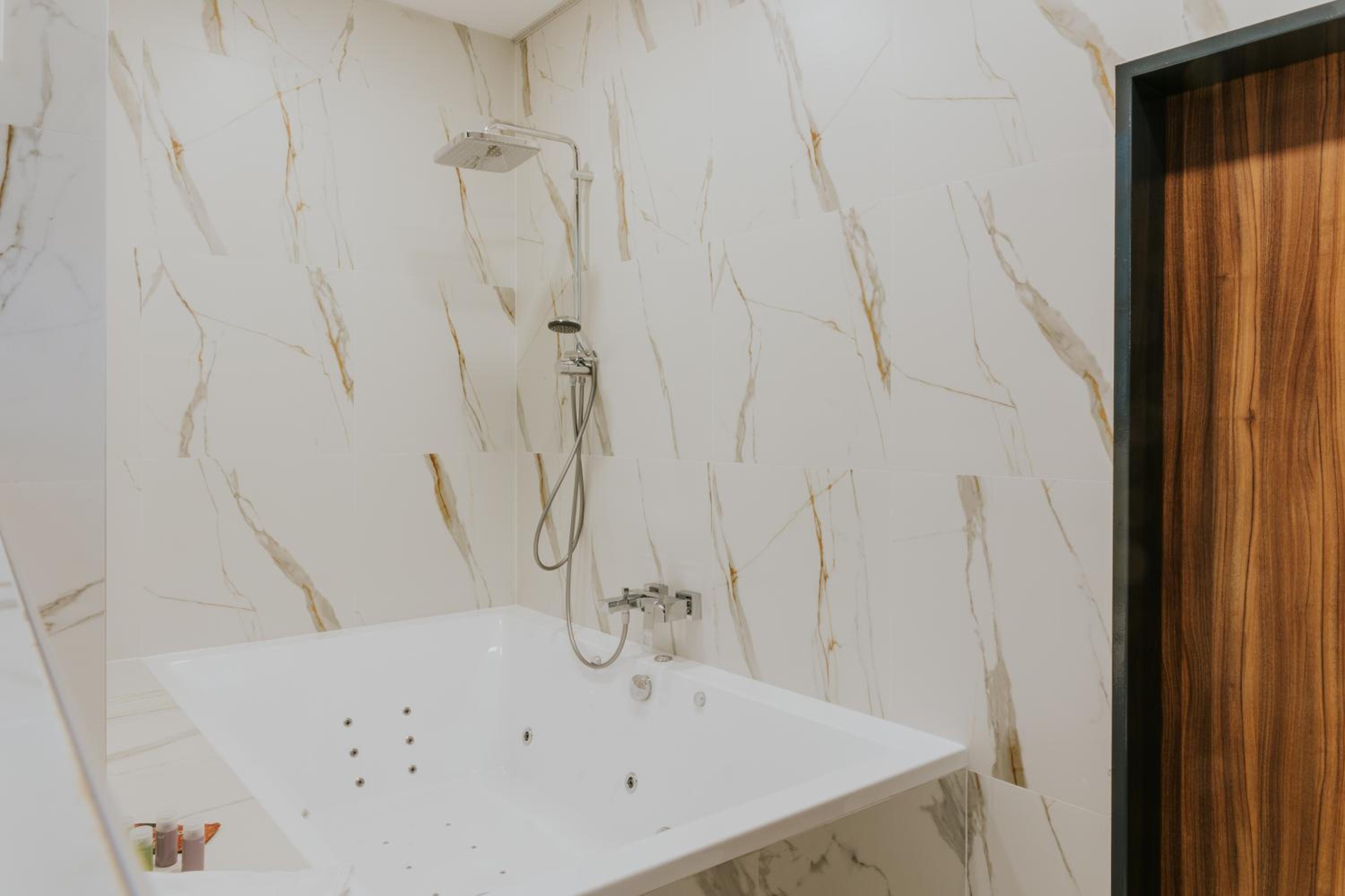 Double Room with Spa Bath - Photo 4
