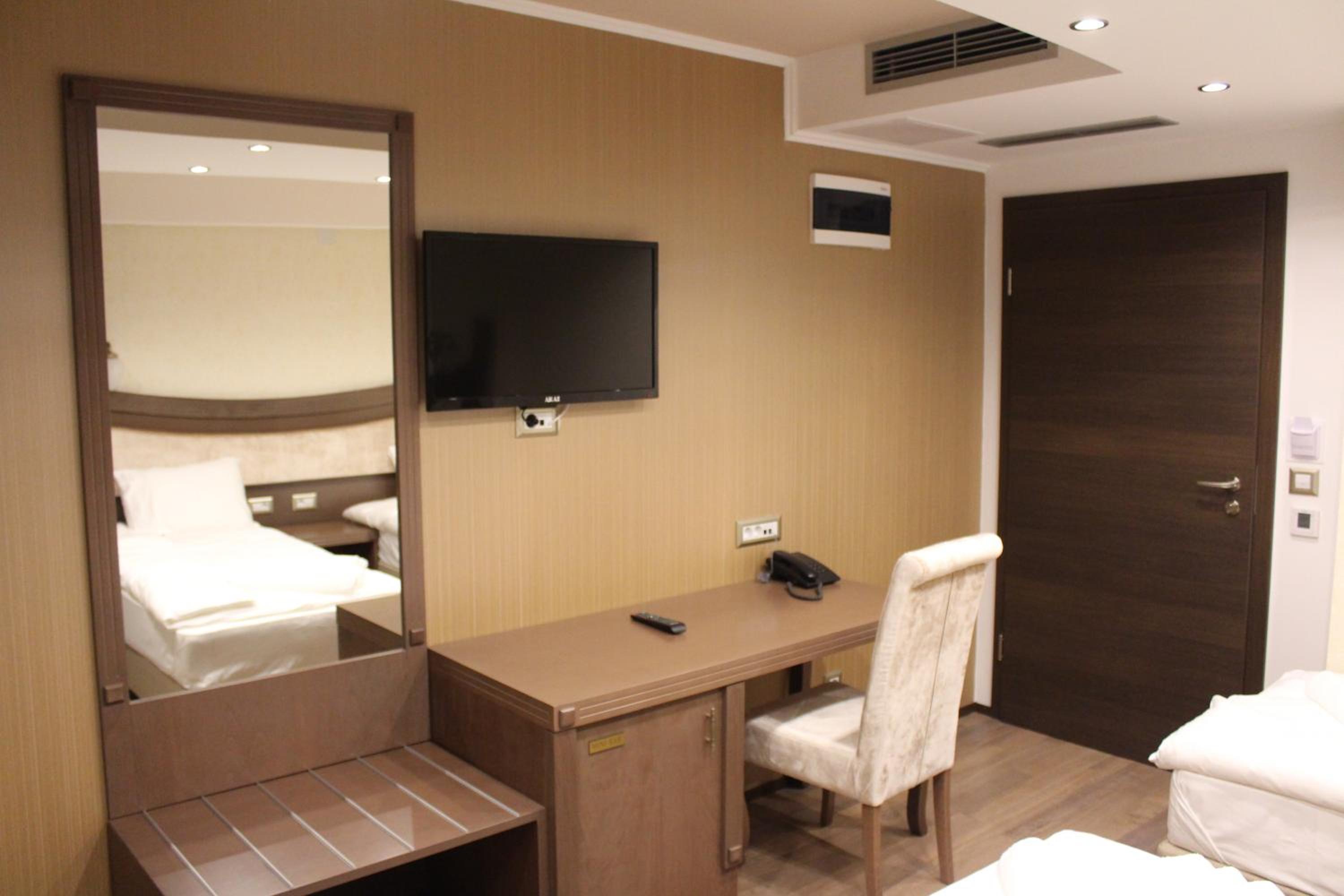 Double or Twin Room with Balcony and Lake View - Photo 5