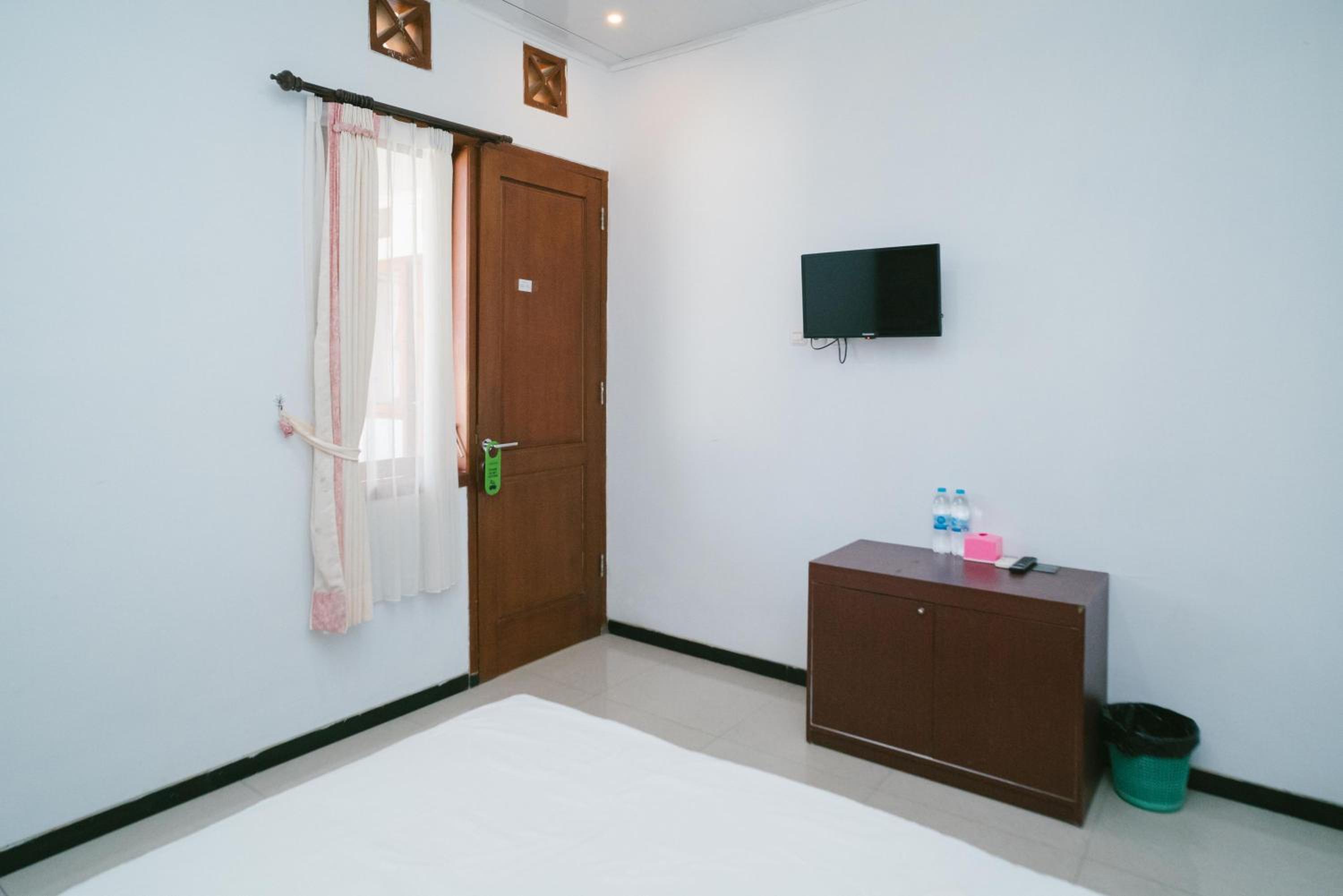 Deluxe Room - Photo 5