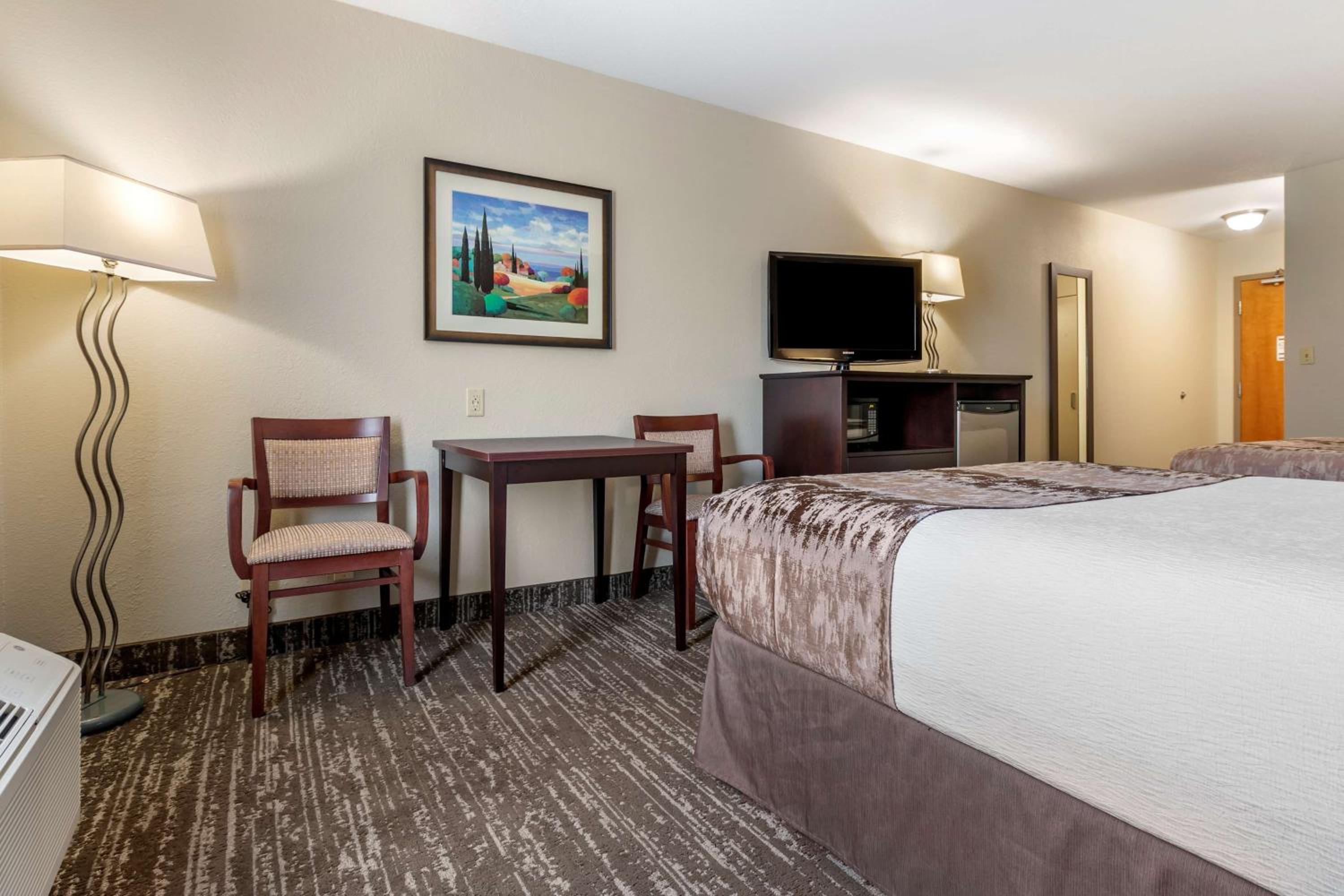 Queen Room with Two Queen Beds - Non-Smoking - Photo 1