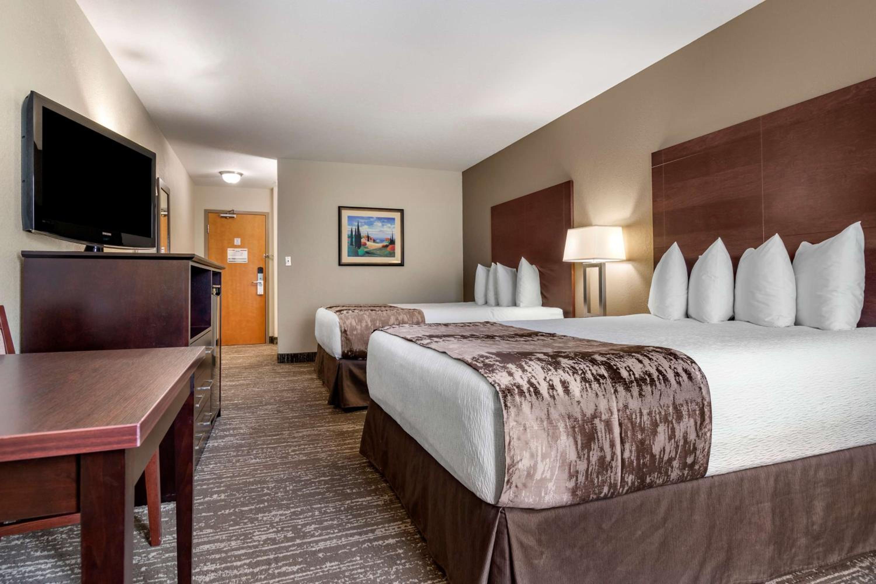 Queen Room with Two Queen Beds - Non-Smoking - Photo 4