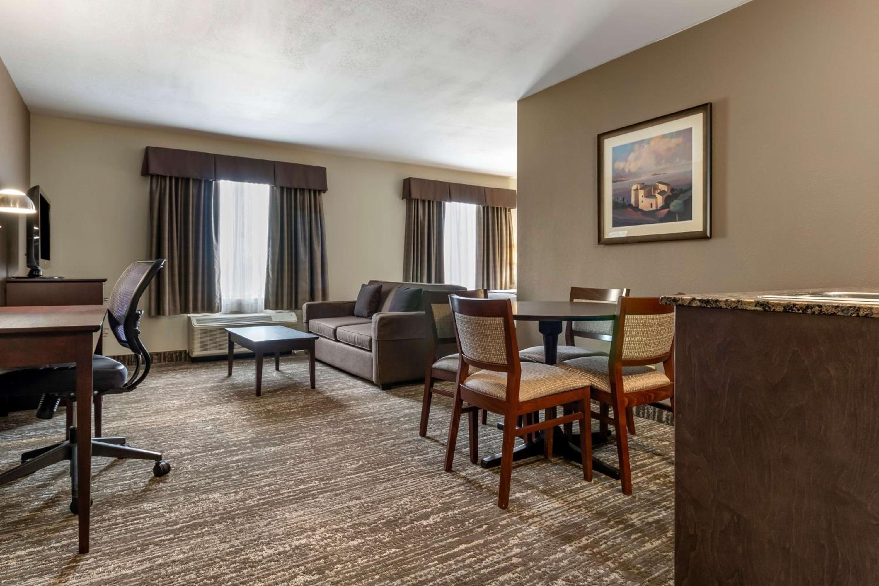 Queen Suite - Photo 3