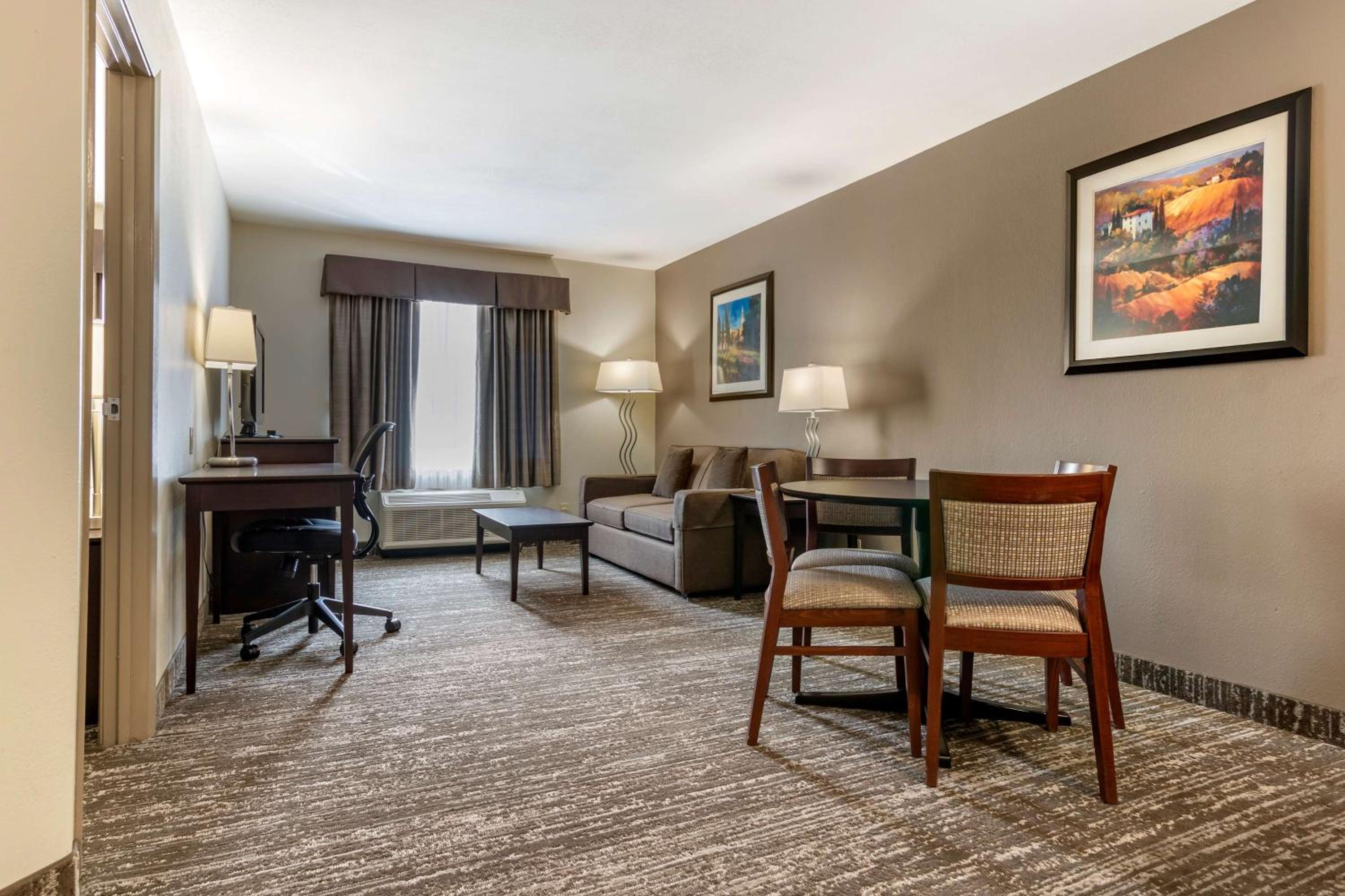 Queen Suite with Sofa Bed - Photo 2
