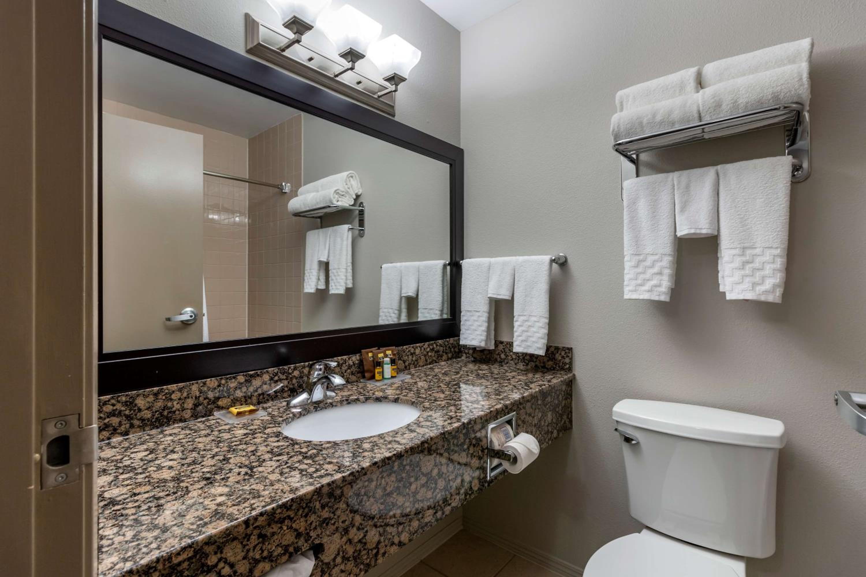 Queen Suite - Photo 2