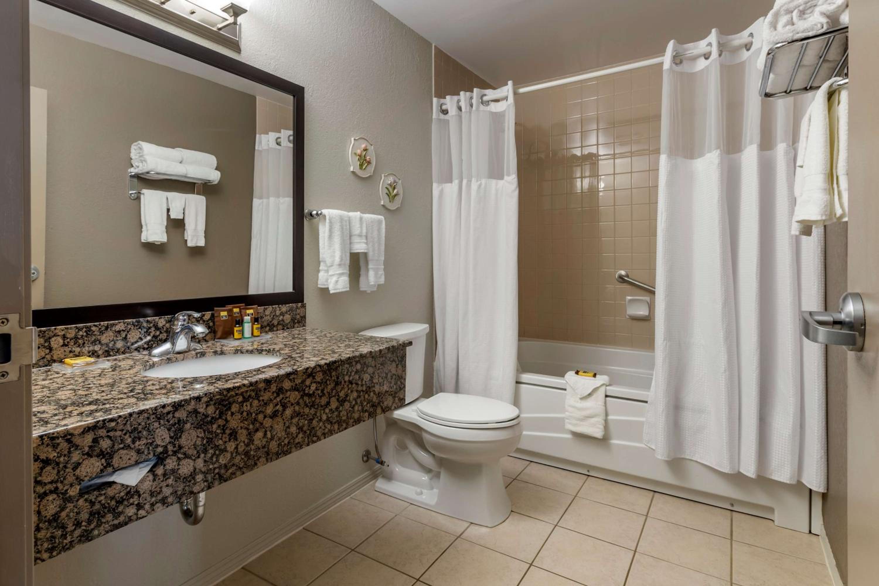 King Suite with Spa Bath - Non-Smoking - Photo 3