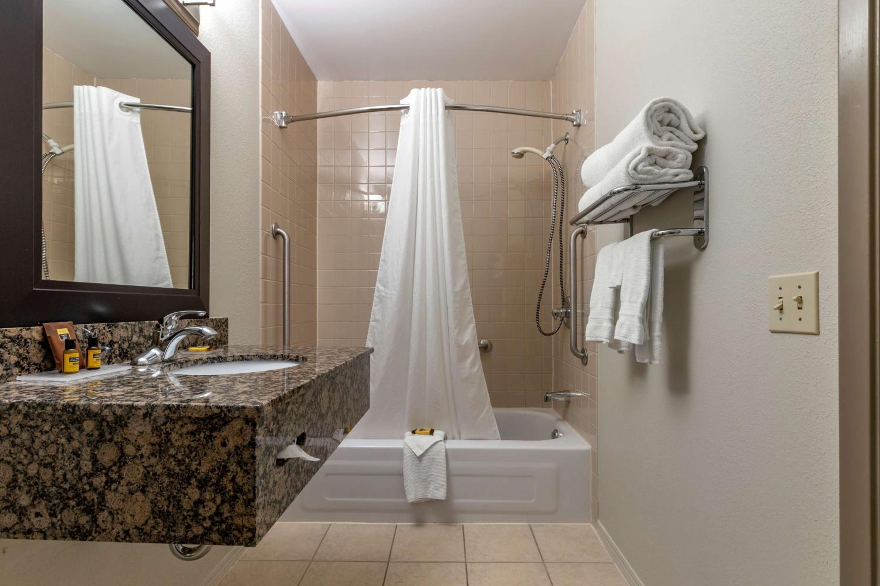Queen Room - Disability Access - Photo 4