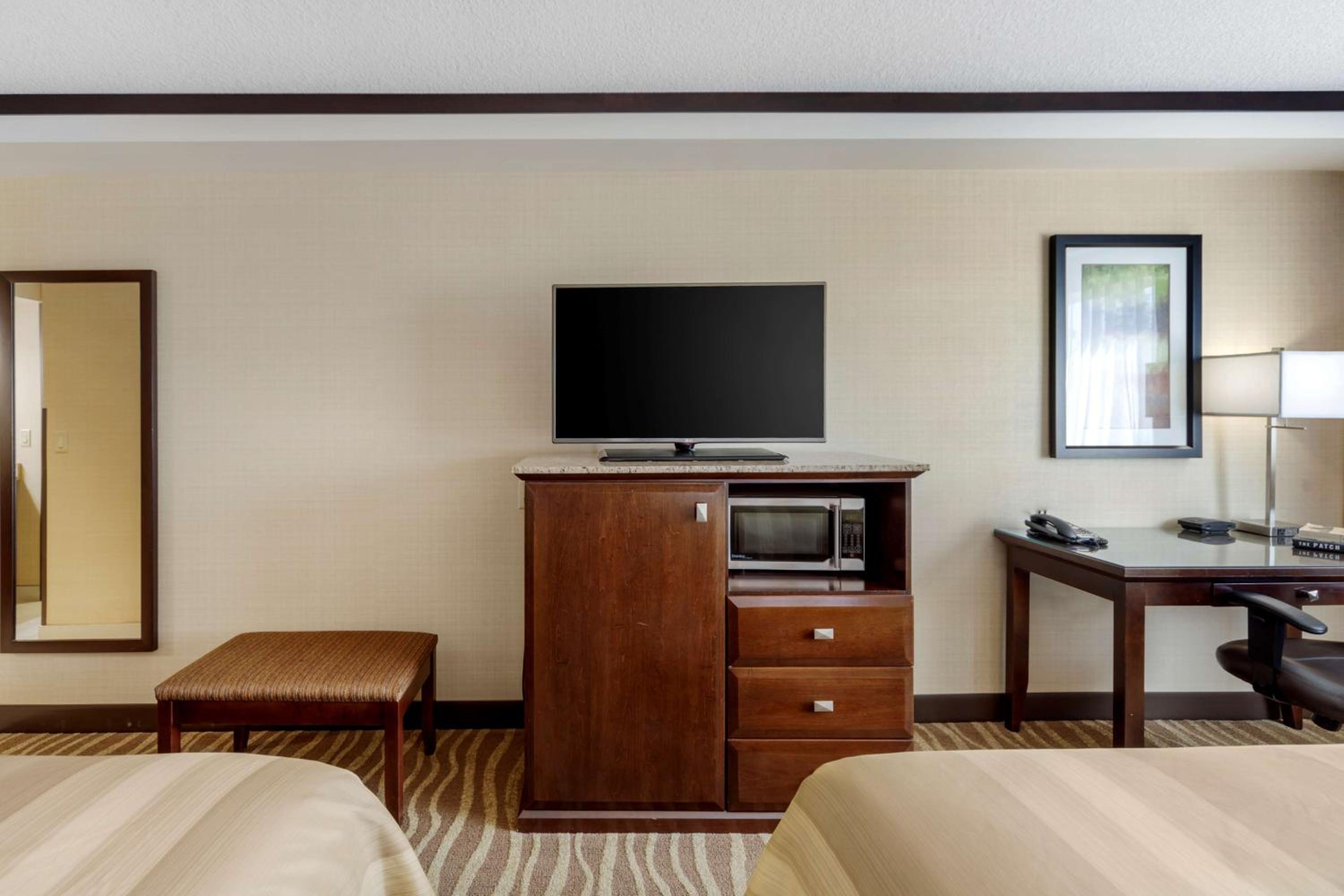 Queen Room with Two Queen Beds - Non-Smoking - Photo 1