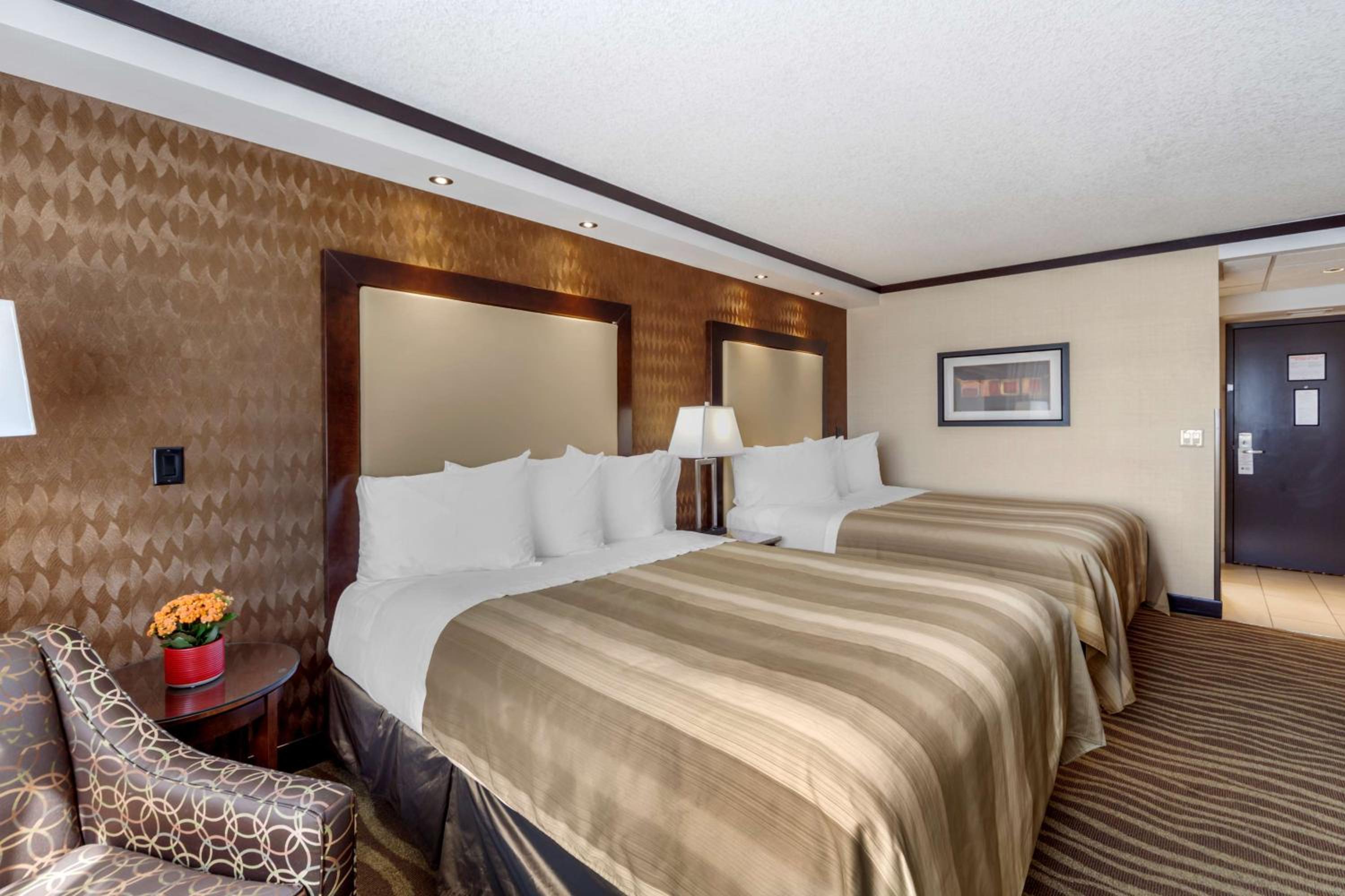 Queen Room with Two Queen Beds - Non-Smoking - Photo 2
