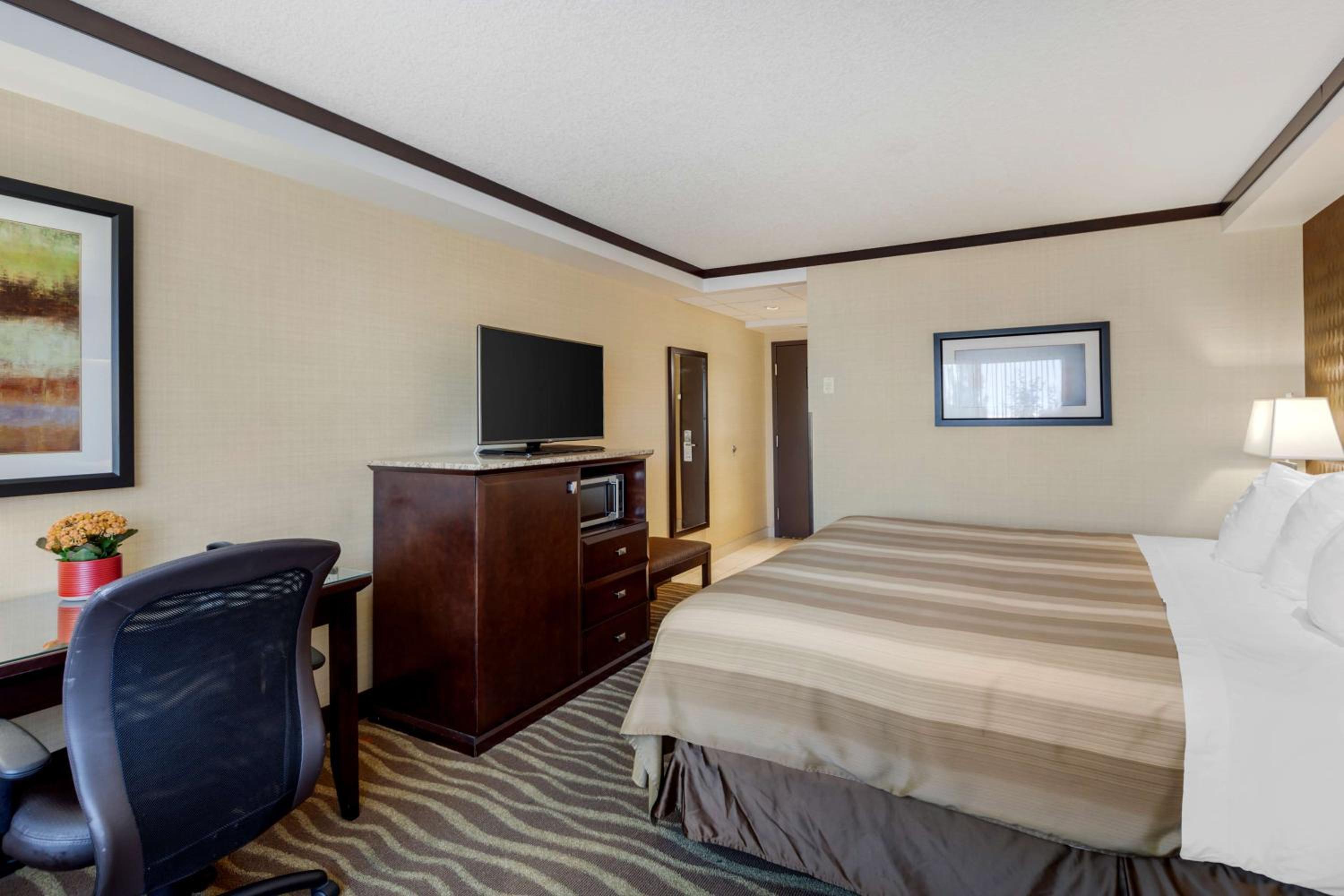 King Room with Walk-in Shower - Non-Smoking - Photo 3