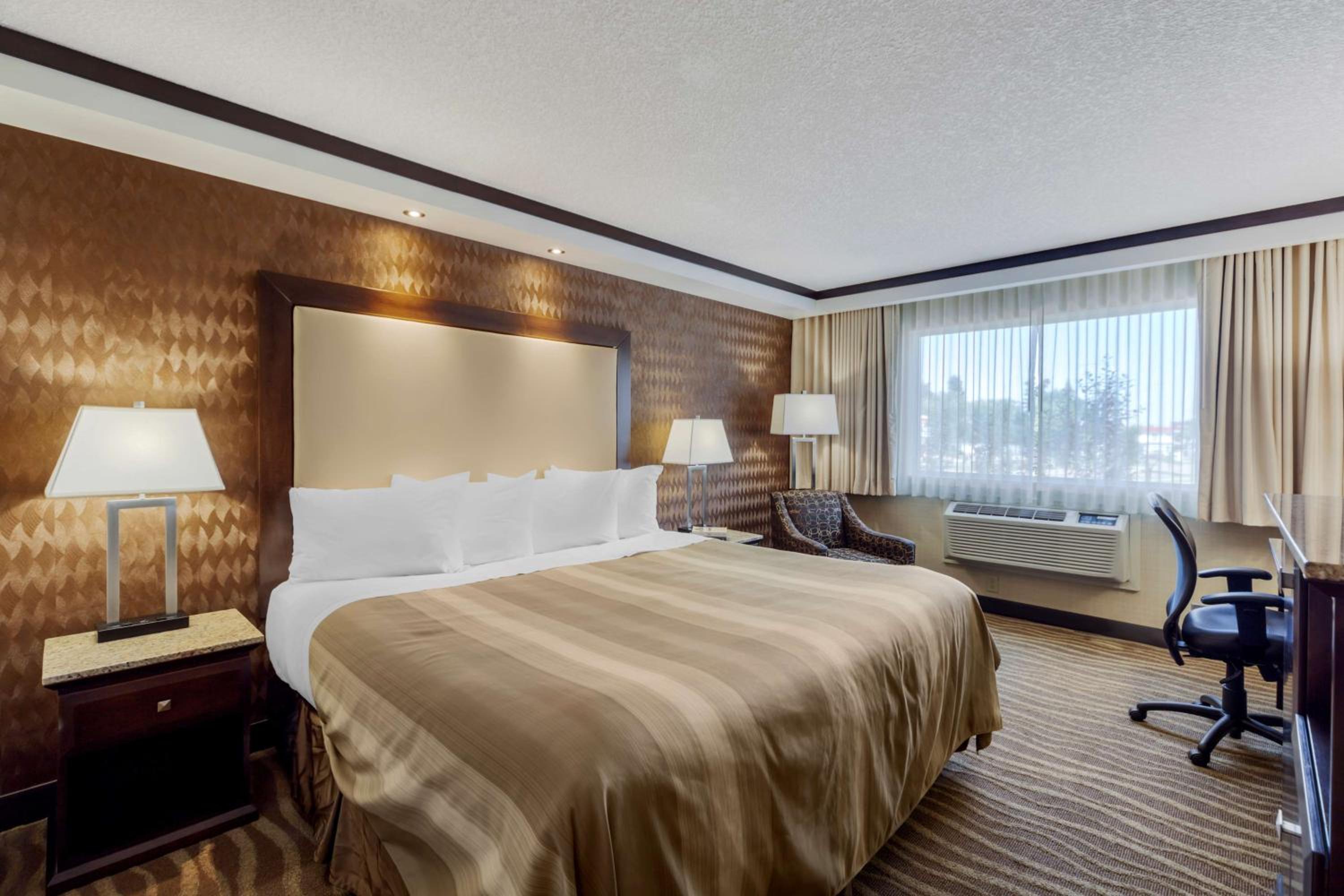 King Room with Walk-in Shower - Non-Smoking - Photo 4