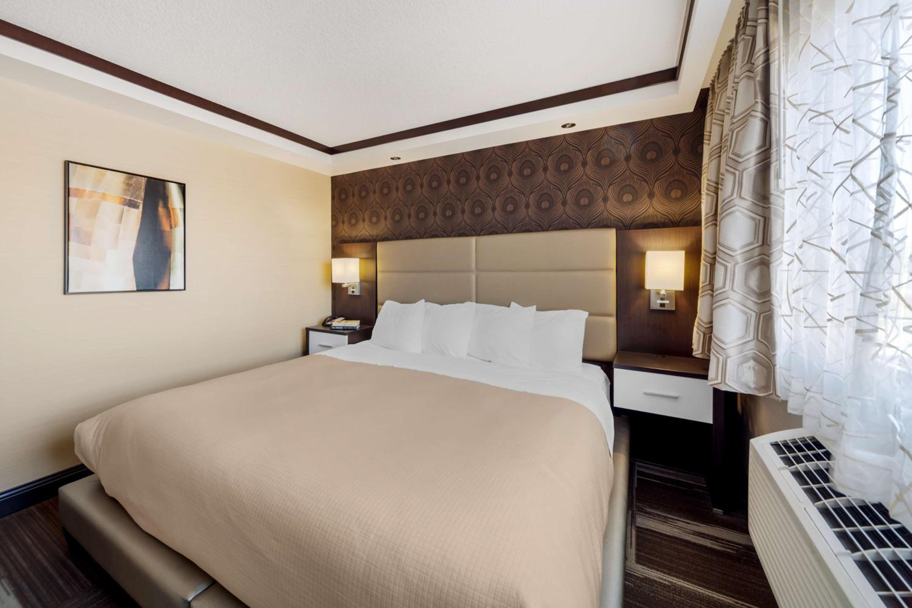 King Suite with Whirlpool - Non-Smoking - Photo 1