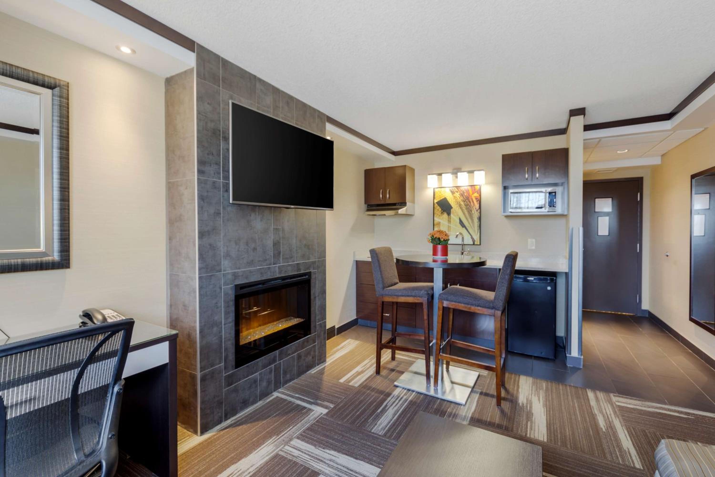 King Suite with Whirlpool - Non-Smoking - Photo 6