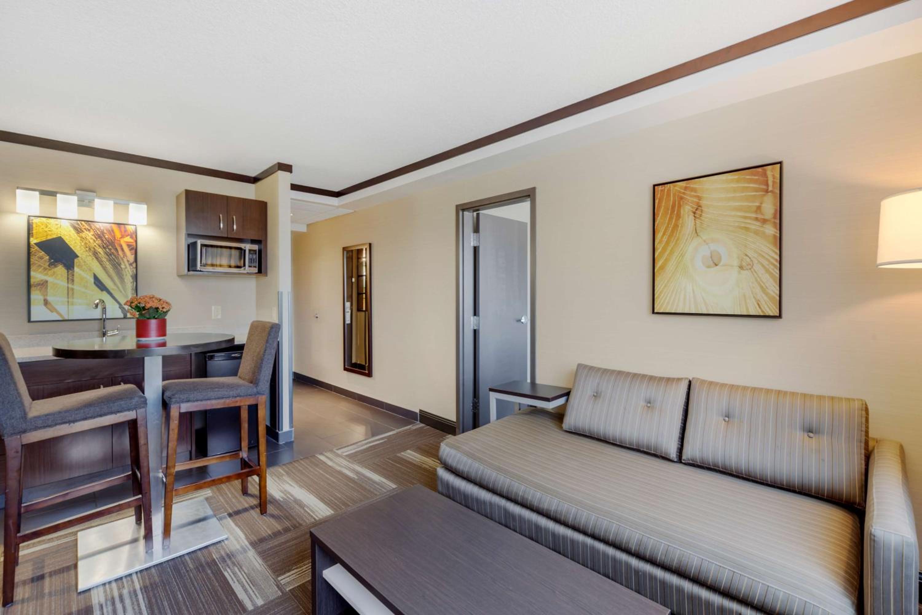 King Suite with Whirlpool - Non-Smoking - Photo 5
