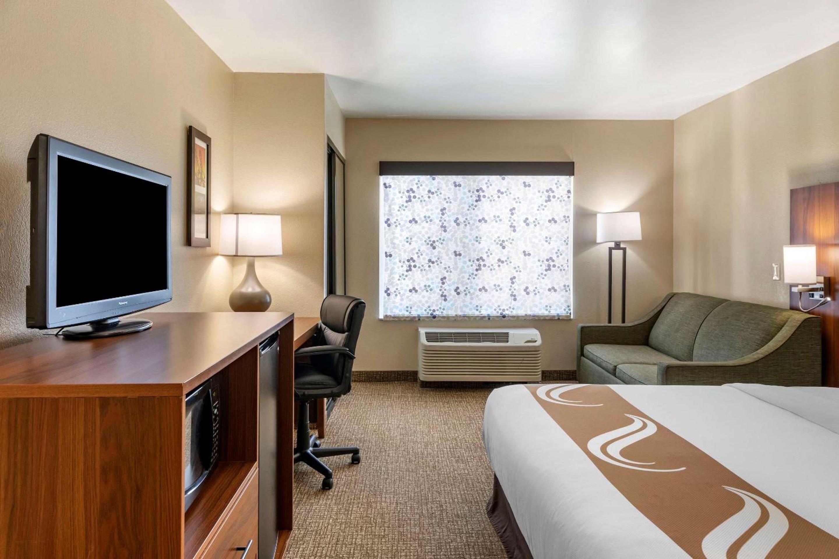Deluxe Room, 1 King Bed, Accessible Tub, Non Smoking photo 1